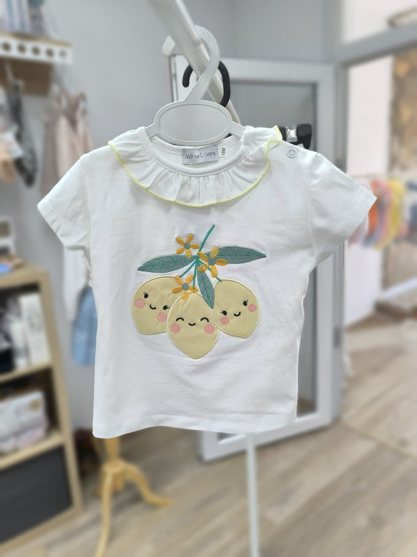 🍋 Conjunto de bebé niña con limones bordados y cubrepañal vichy amarillo – Frescura y alegría para cada día