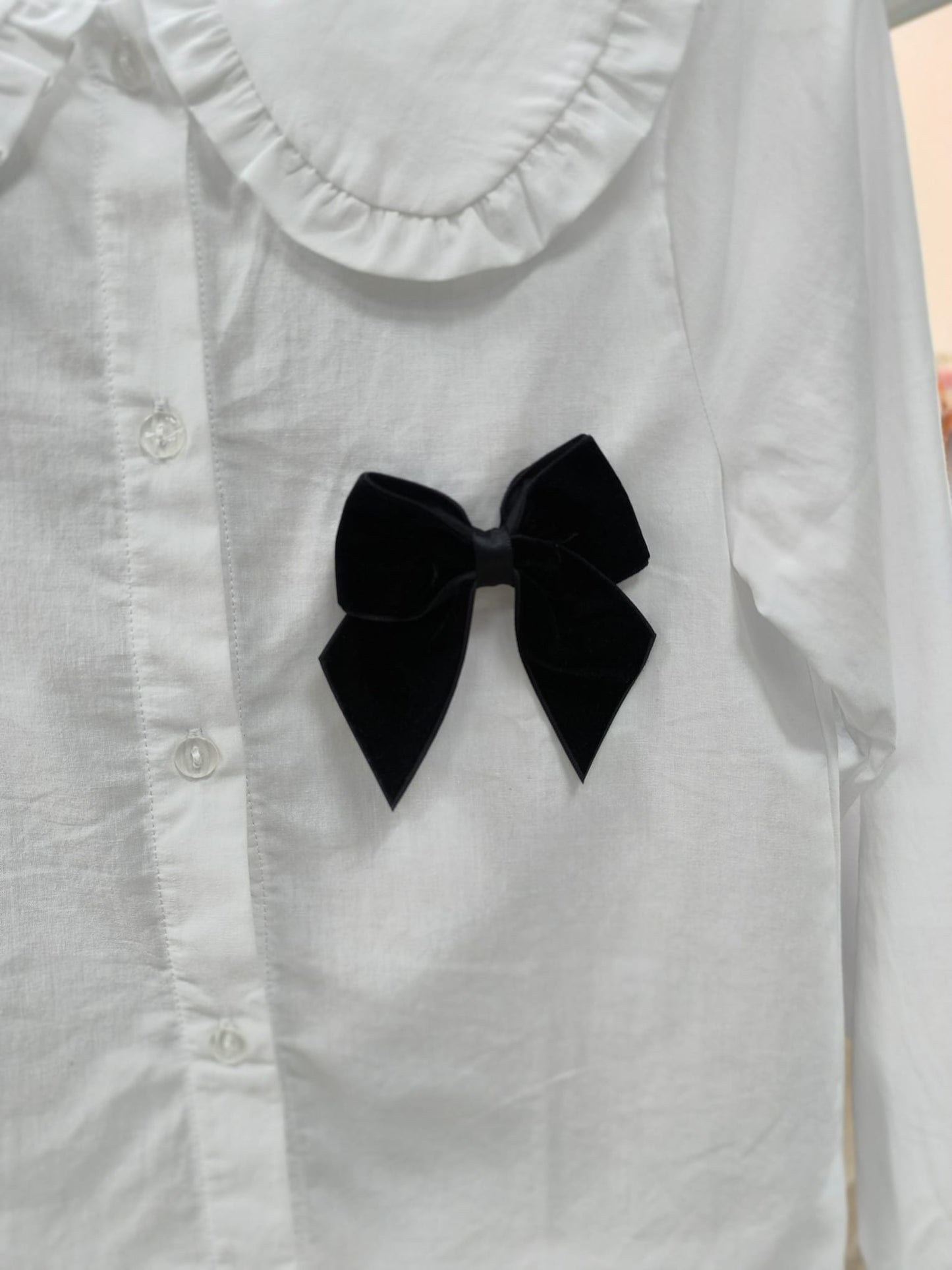 Conjunto niña con falda escocesa y camisa blanca con lazo negro