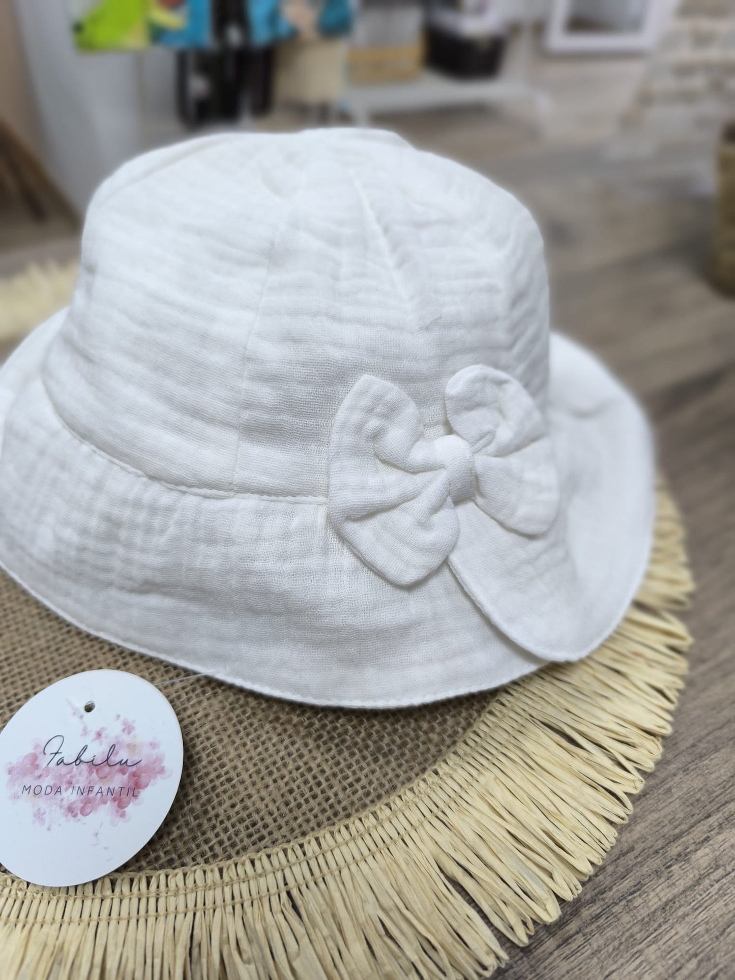 Gorro de bebé de muselina blanco con lazo – suave, transpirable y perfecto para el verano