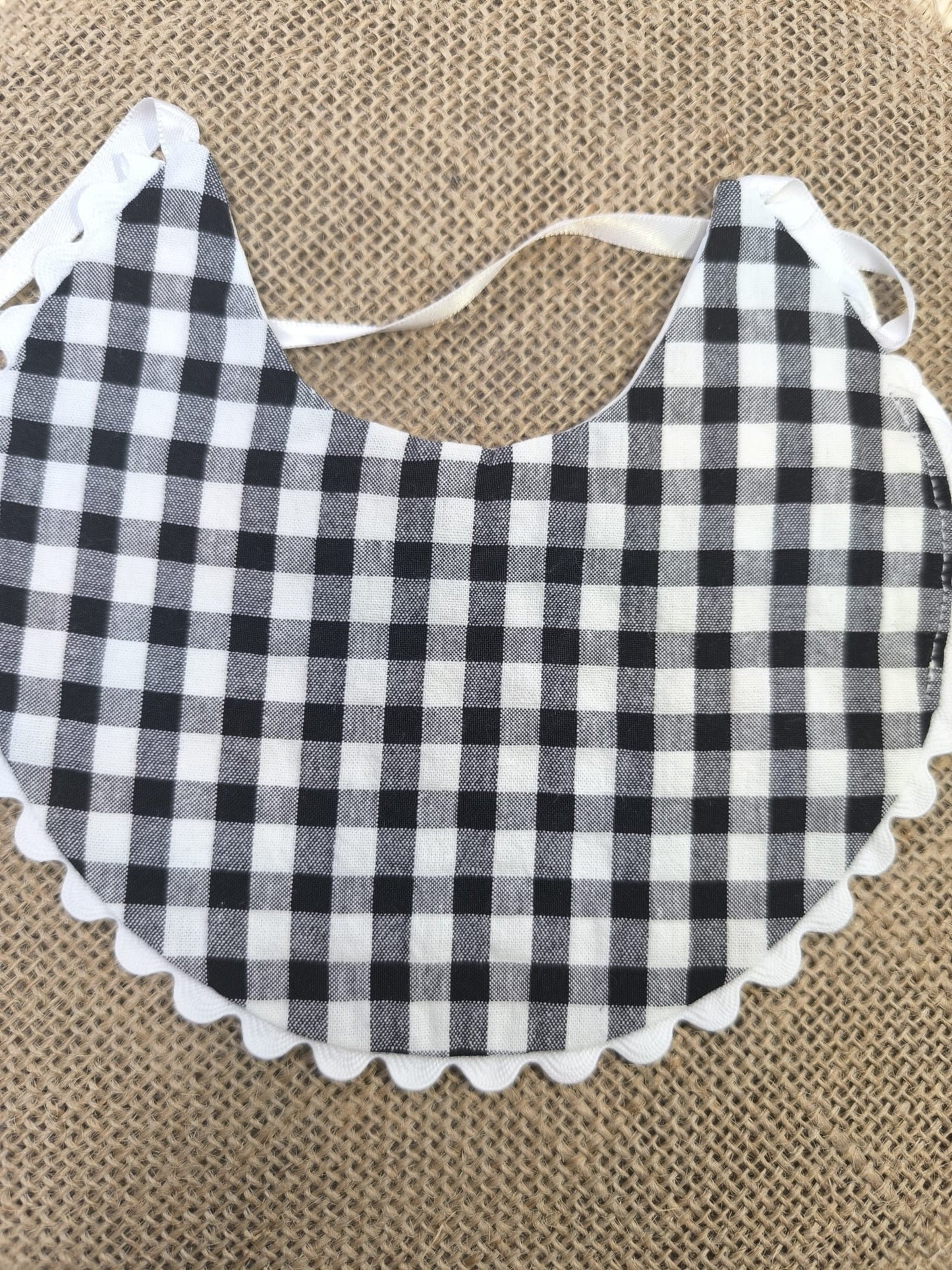 Babero de tela vichy blanco y negro con puntilla – elegante, clásico y hecho a mano