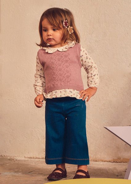 Conjunto Infantil Violeta - Pantalón Vaquero y Camisa Floral con Chaleco de Lana