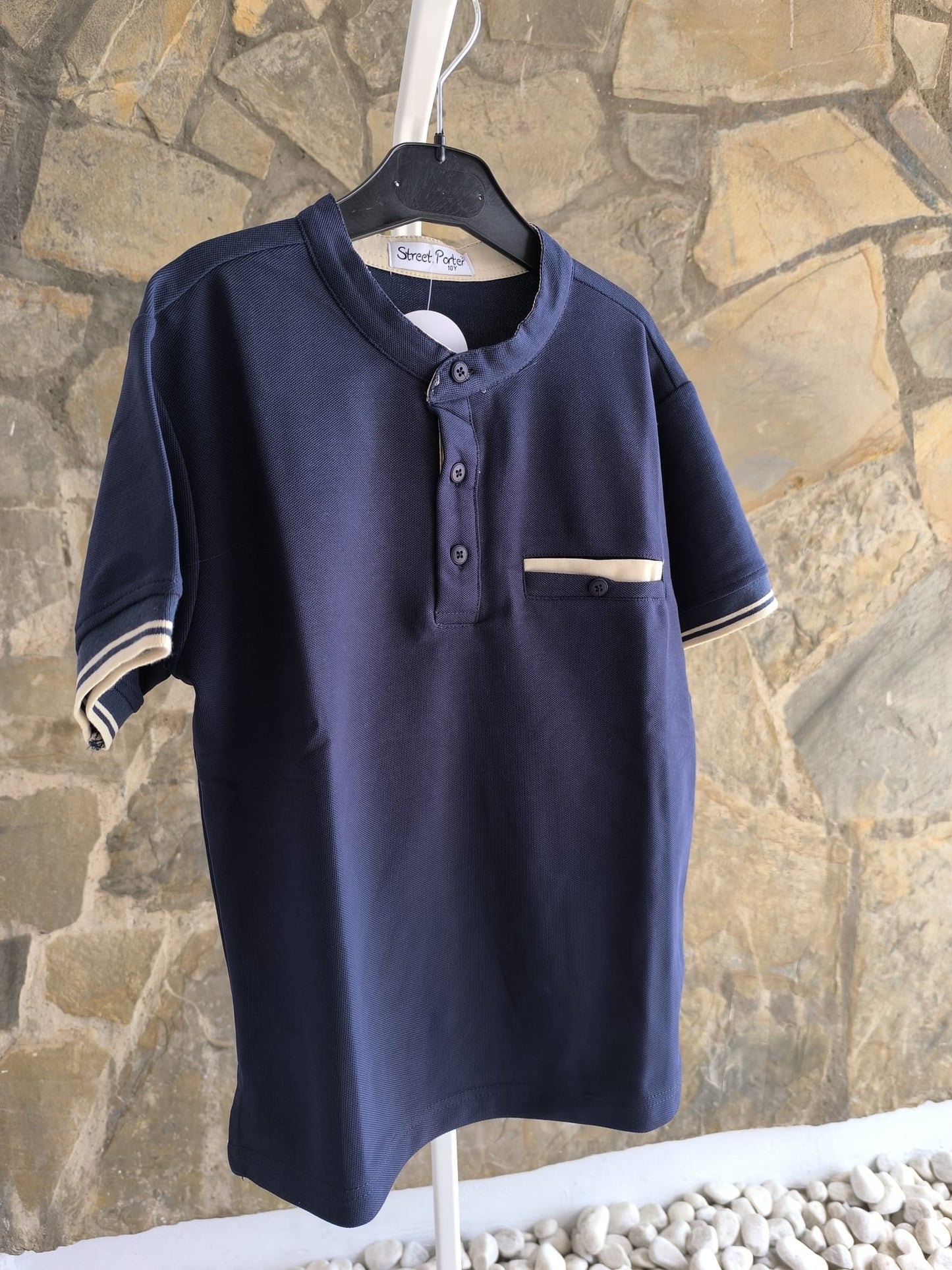 Conjunto niño pantalón corto beige y polo azul marino cuello mao