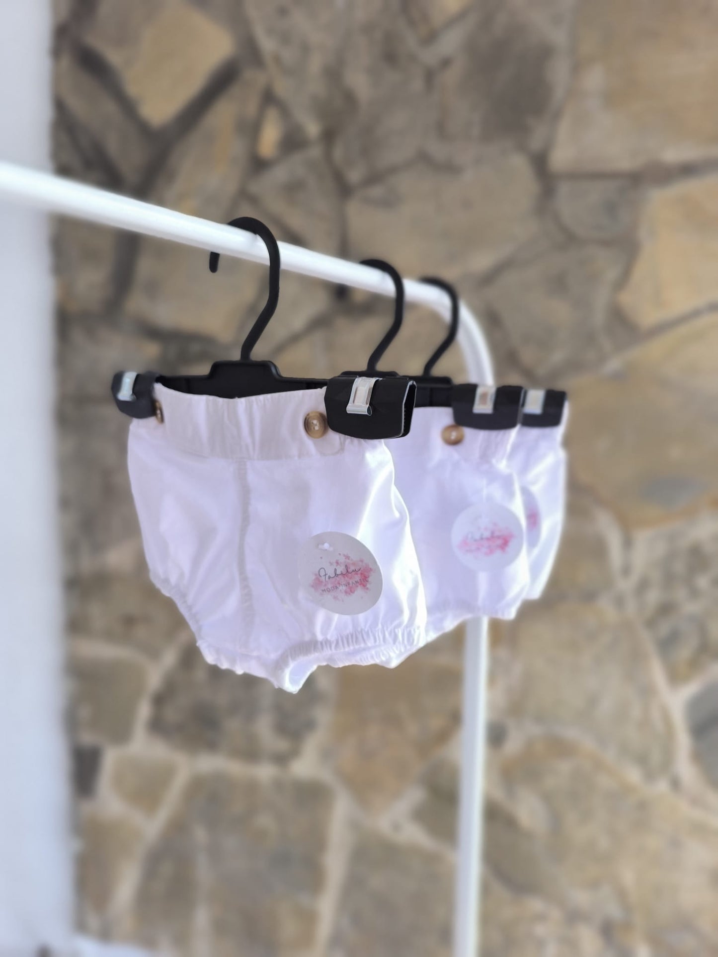 Ranita de bebé blanca unisex con elástico suave y botones decorativos