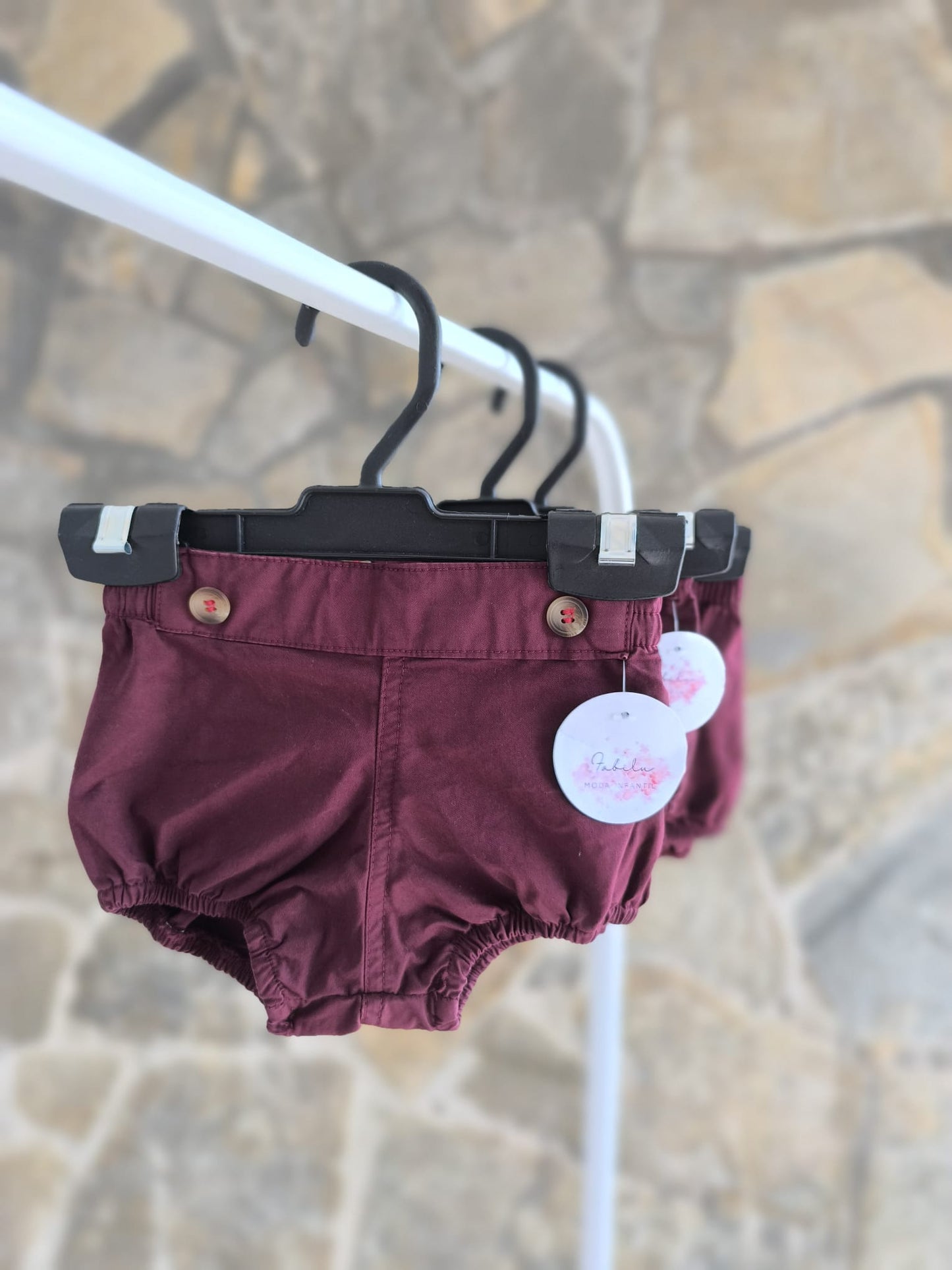 Ranita de bebé burdeos unisex con elástico suave y botones decorativos