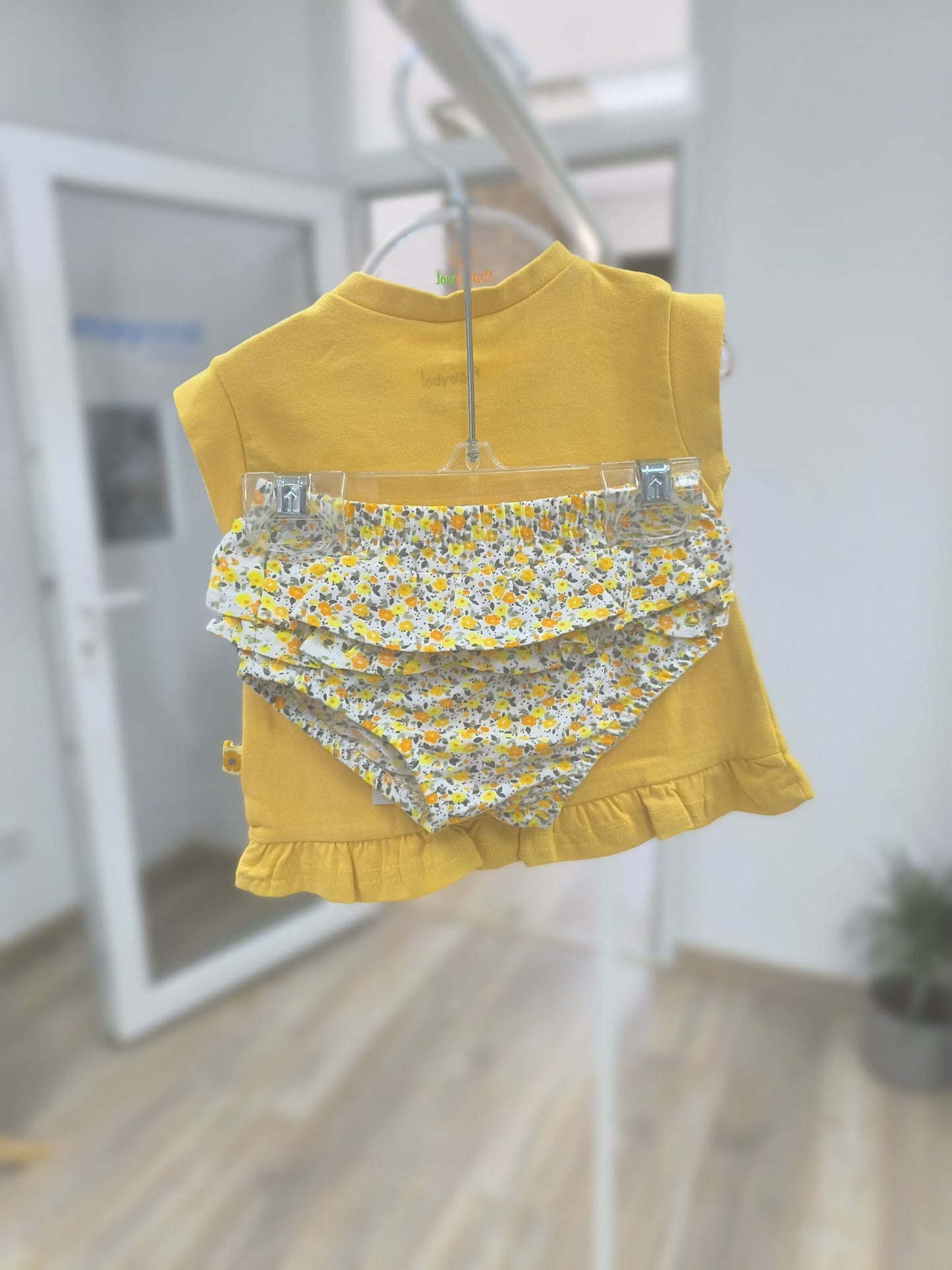 Conjunto primera puesta para bebé Babybol – camiseta amarilla con abejas y flores y cubrepañal floral con volante