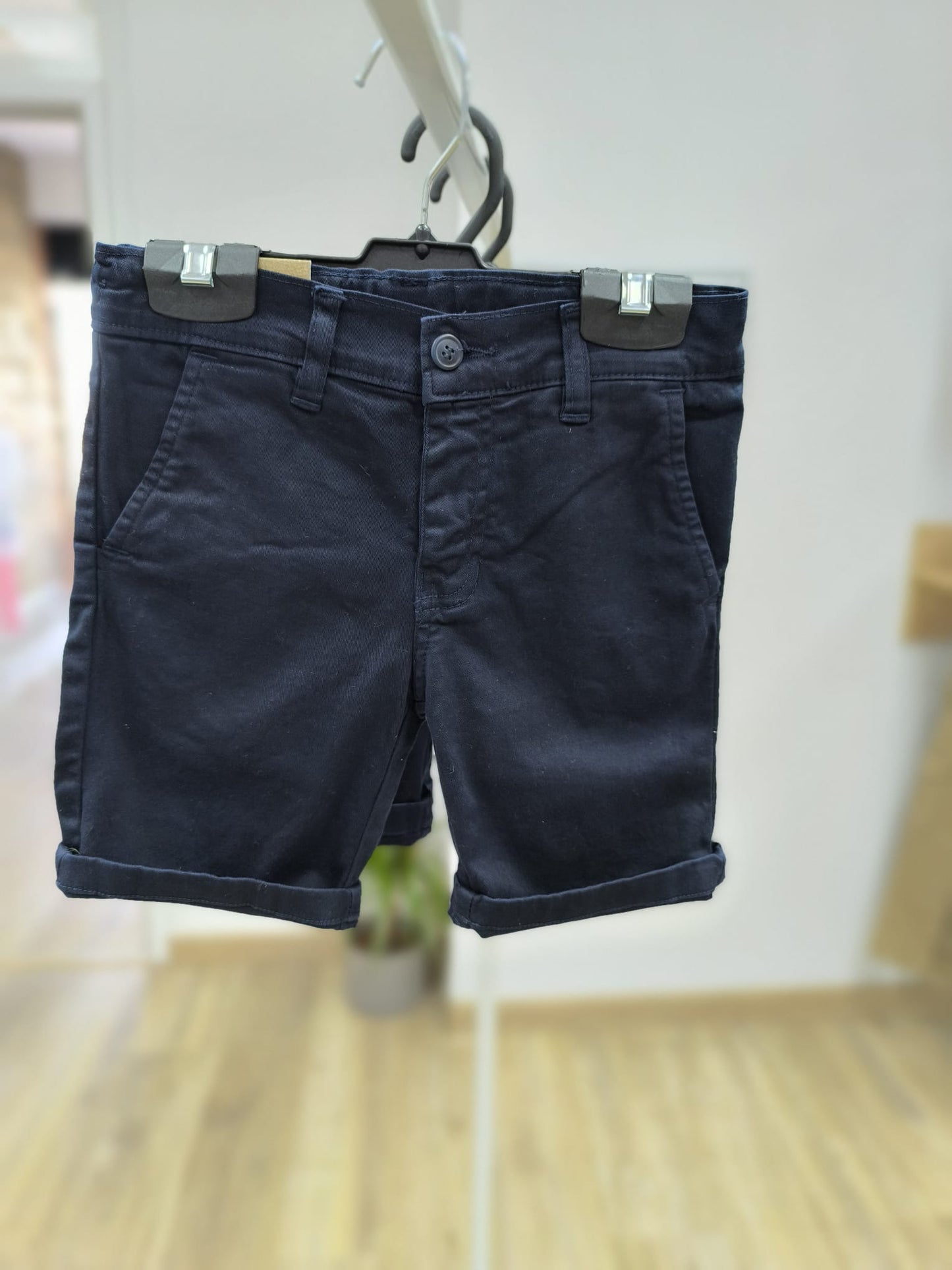 Pantalón corto de sarga azul marino con bolsillos – básico elegante y combinable para el día a día