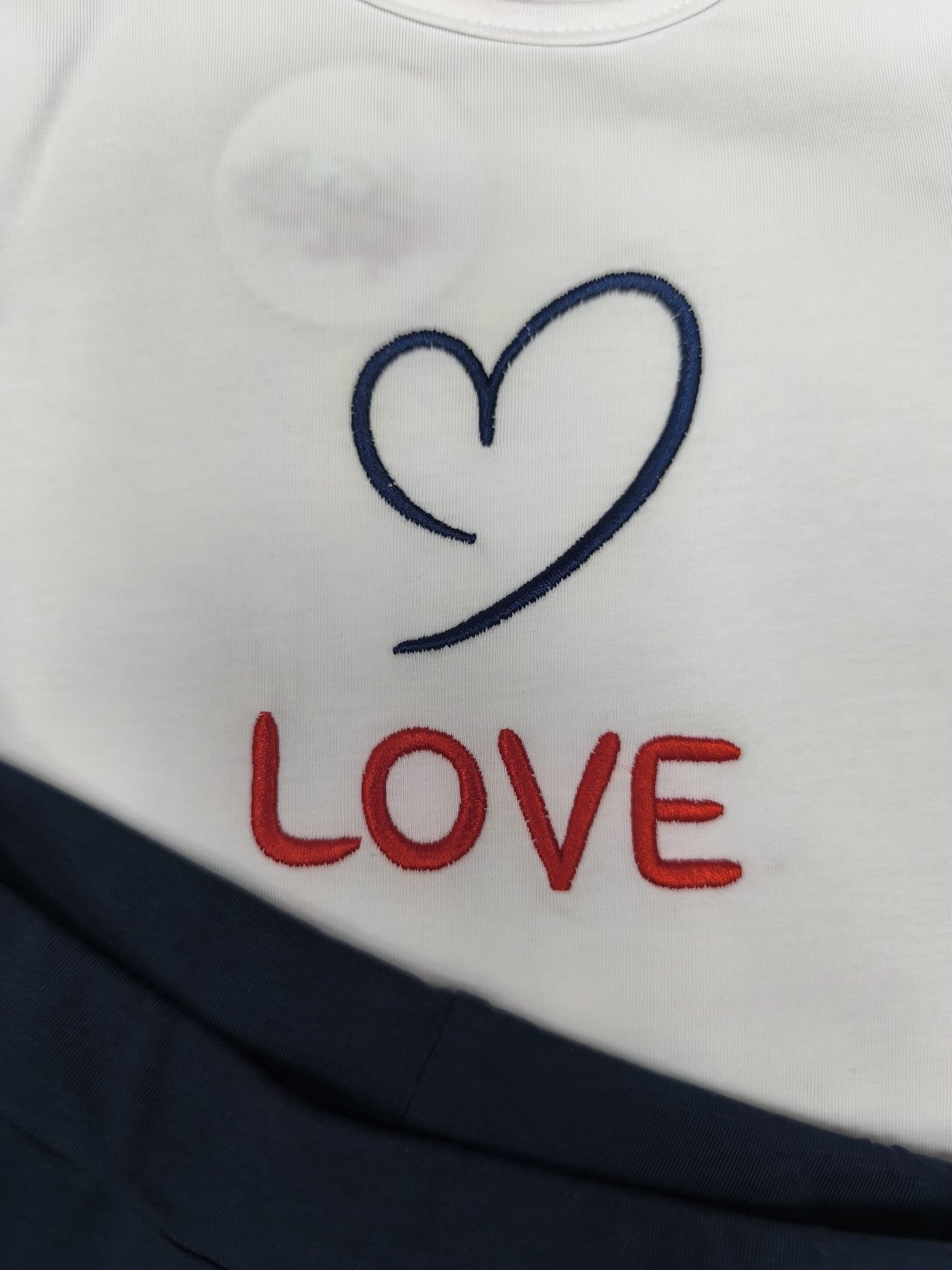 Conjunto de niña con camiseta bordada “Love” y pantalón corto azul marino