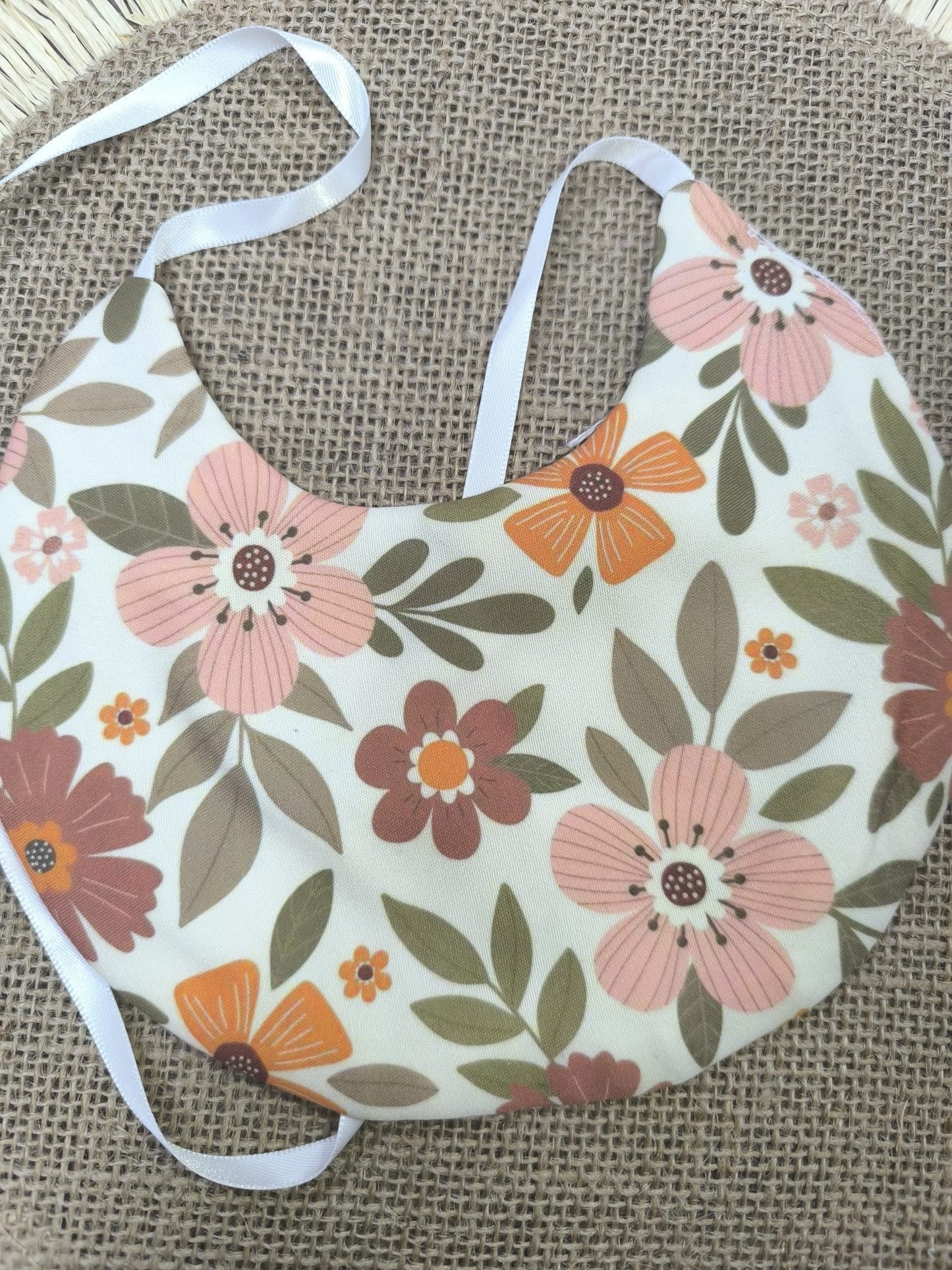 Babero de tela con estampado de flores – dulce, suave y hecho a mano