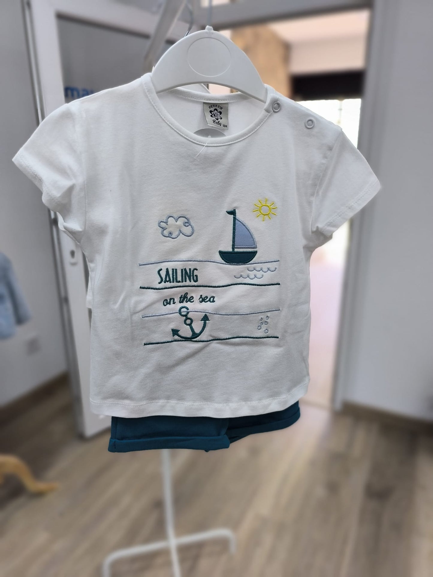 Conjunto bebé barco velero | Camiseta bordada + pantalón corto celeste y azul petróleo
