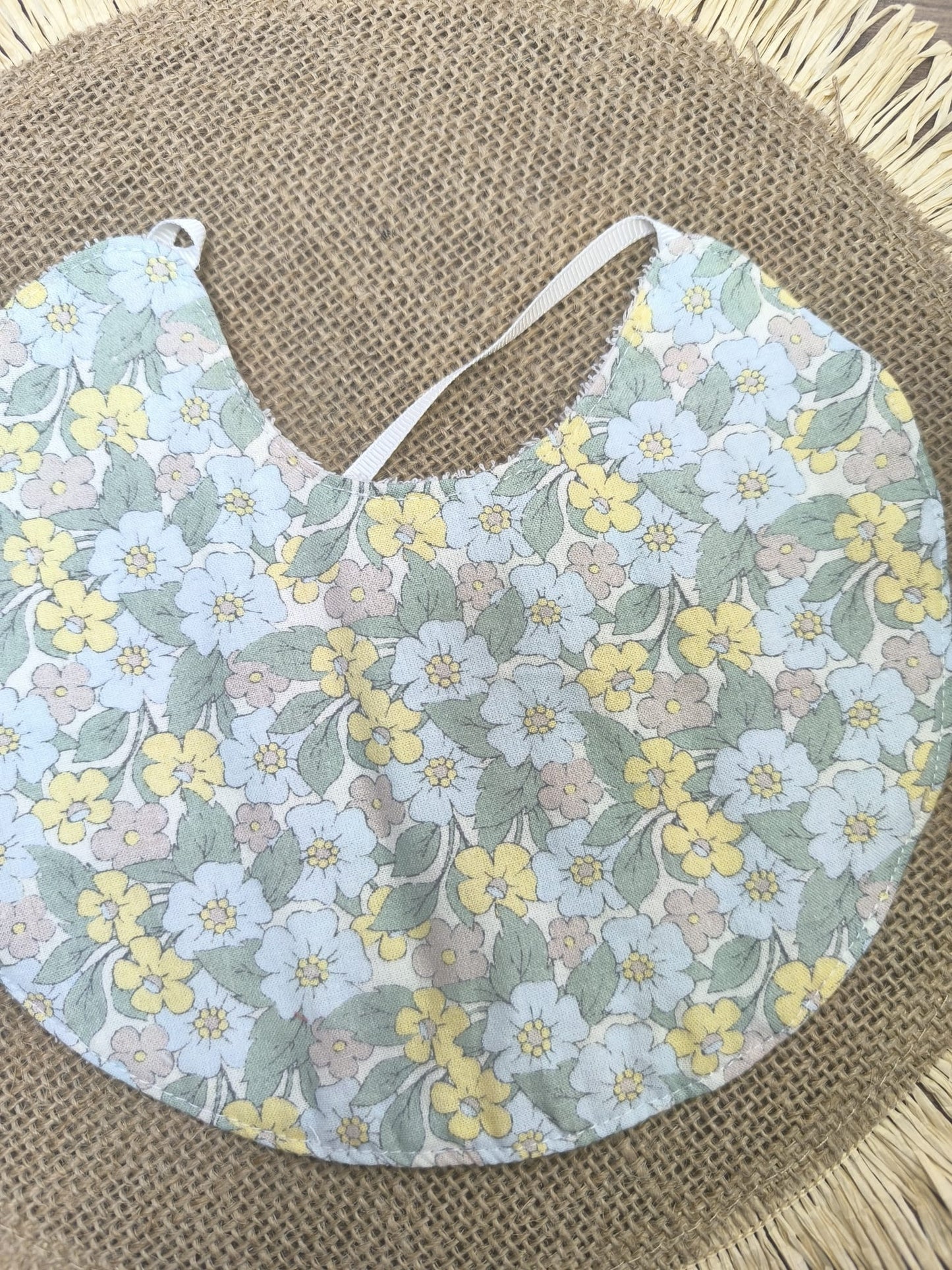 Babero para bebé con estampado floral pastel – hecho a mano, suave y tendencia