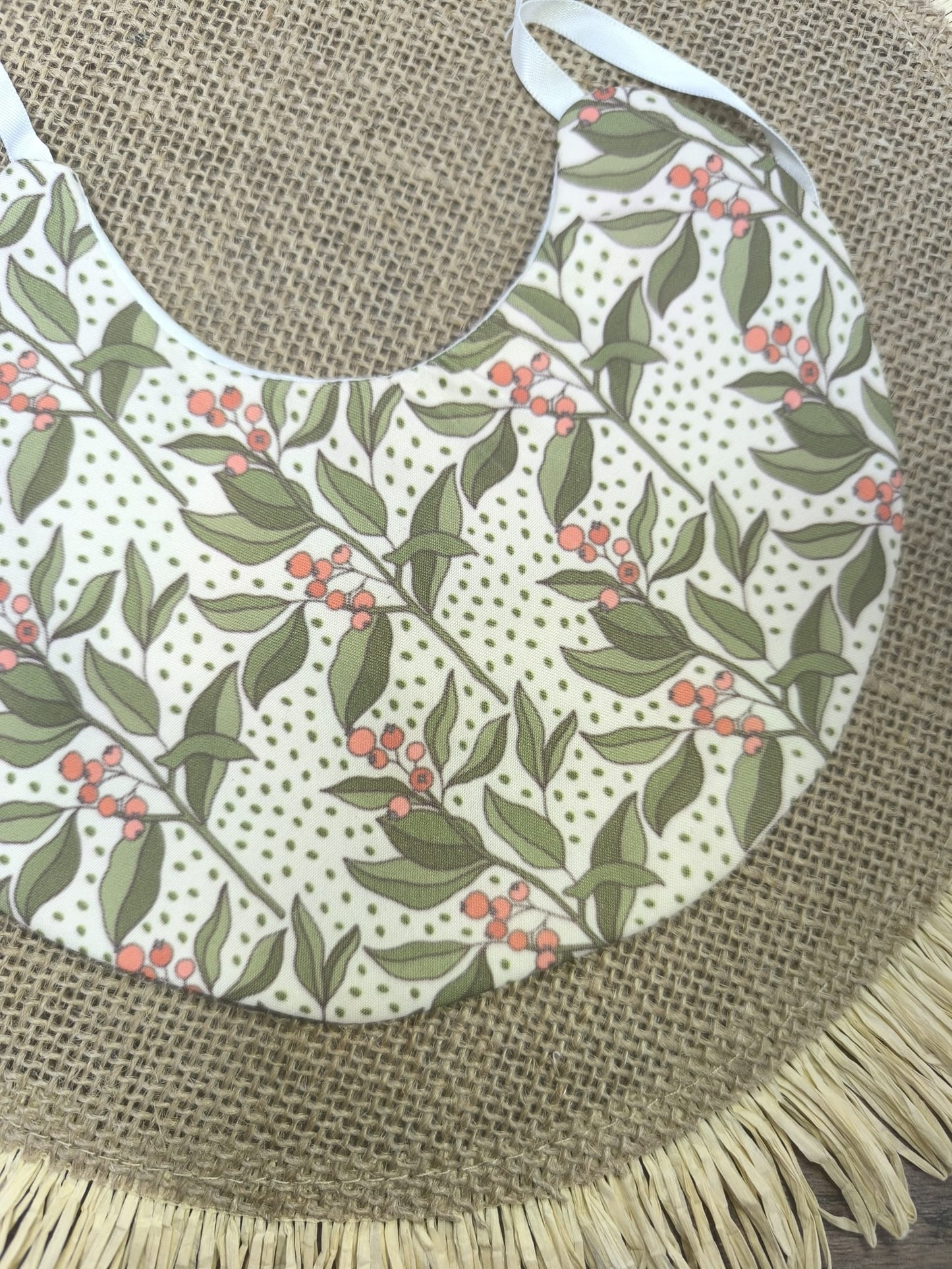 Babero de tela con hojas verdes y bayas – natural, fresco y hecho a mano