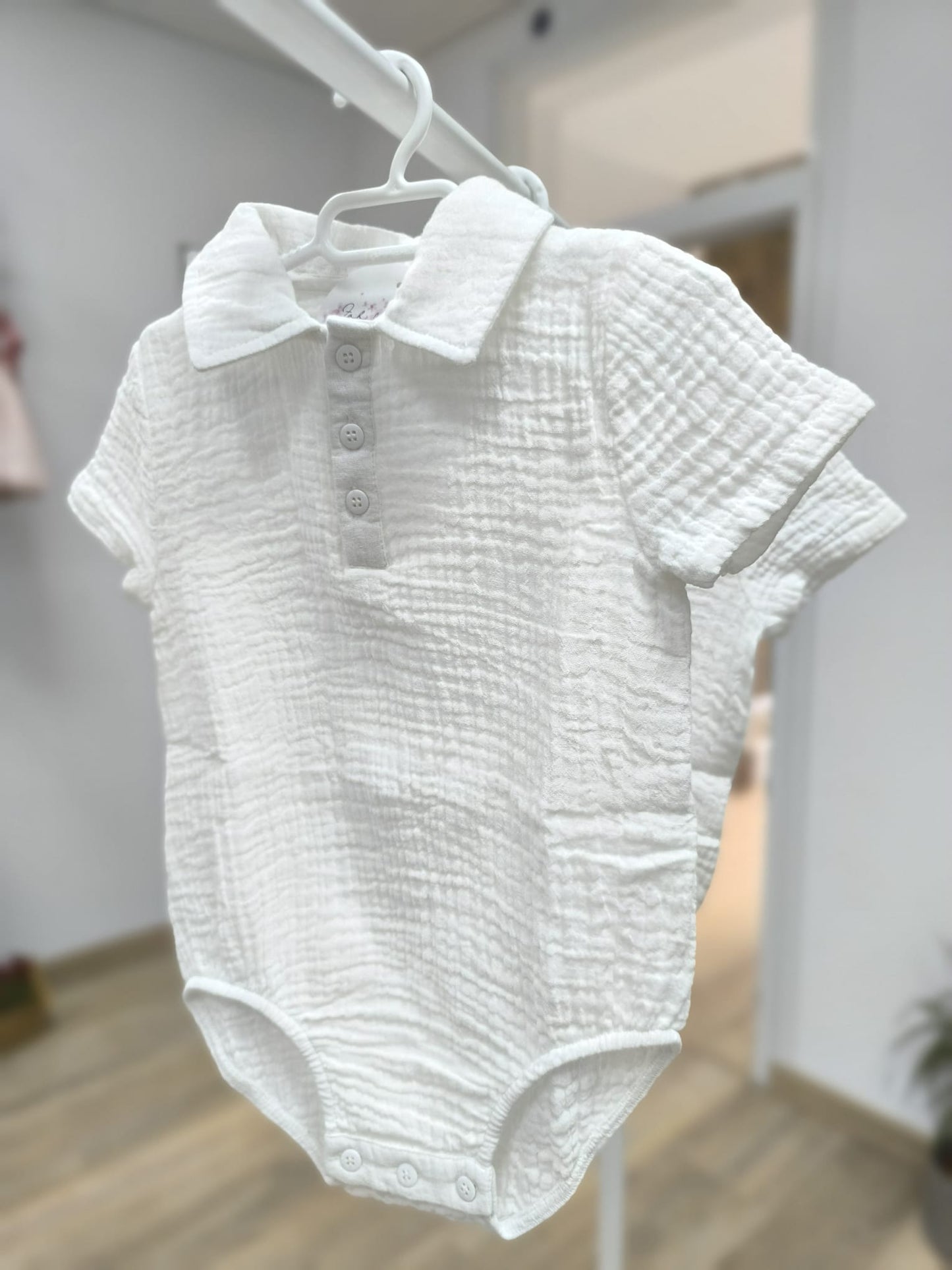 Pelele de bambula blanco con cuello de camisa