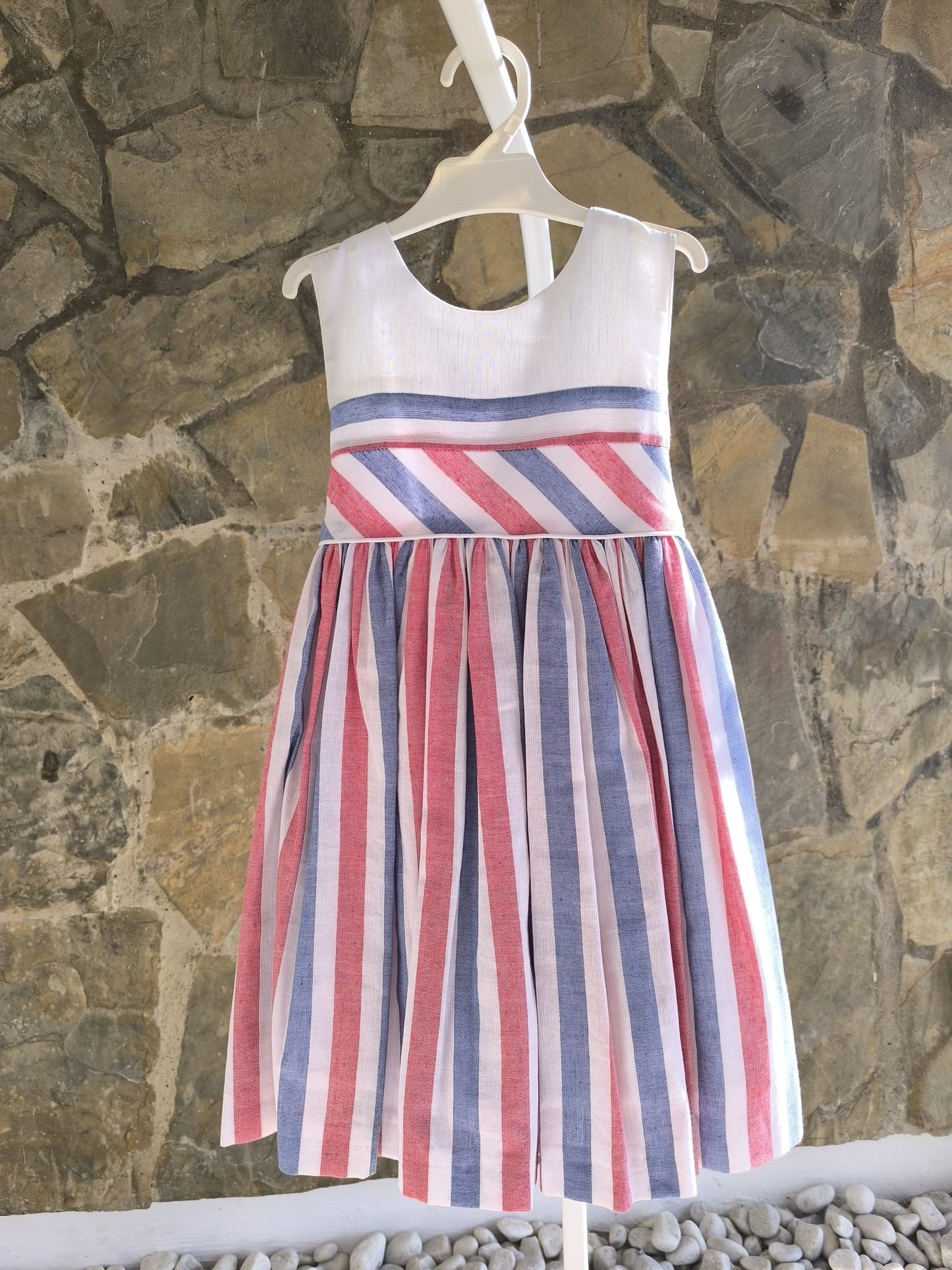 Vestido infantil sin mangas de algodón con espalda abierta y lazo