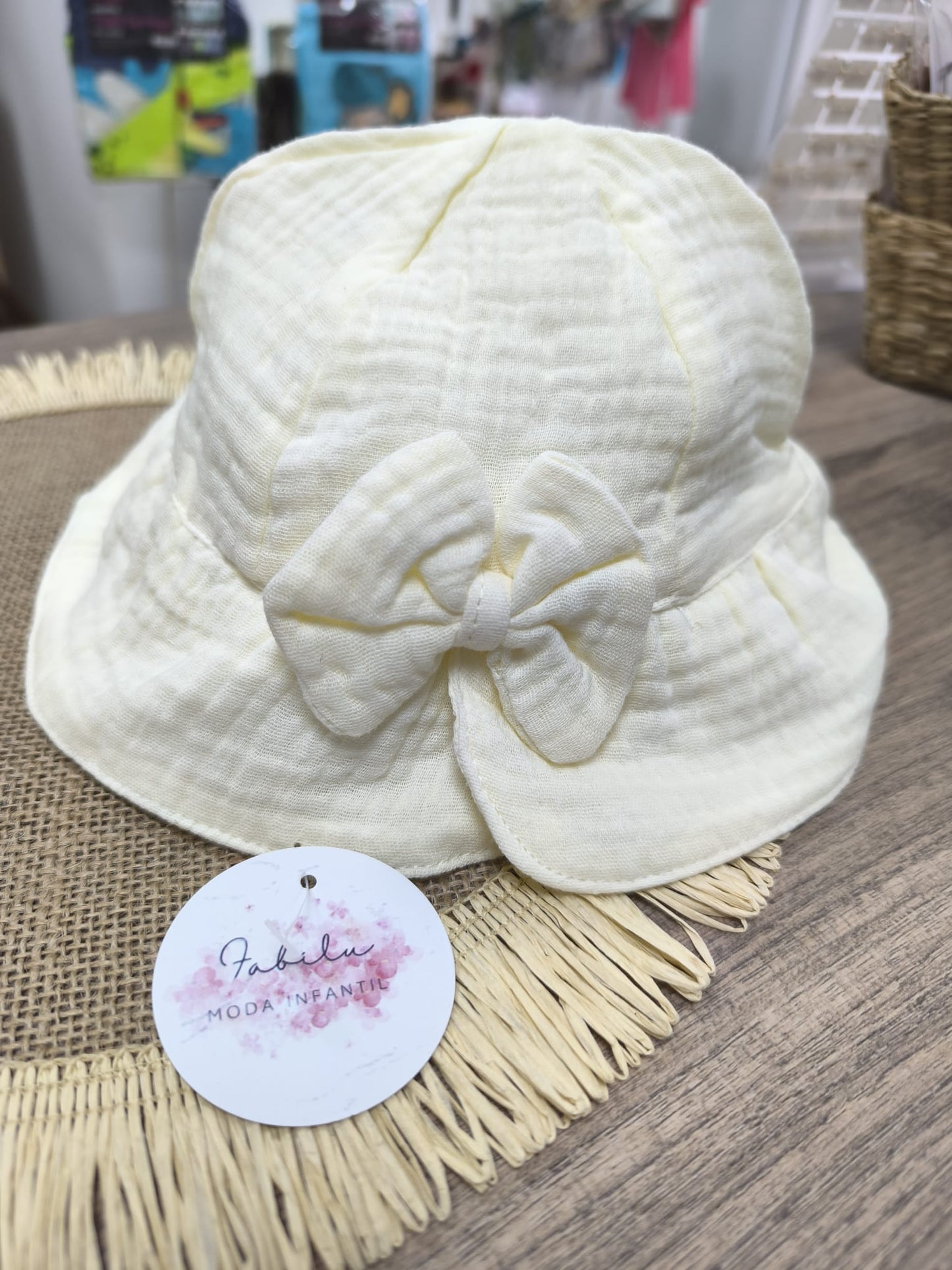 Gorro de bebé de muselina crudo con lazo – suave, transpirable y perfecto para el vera