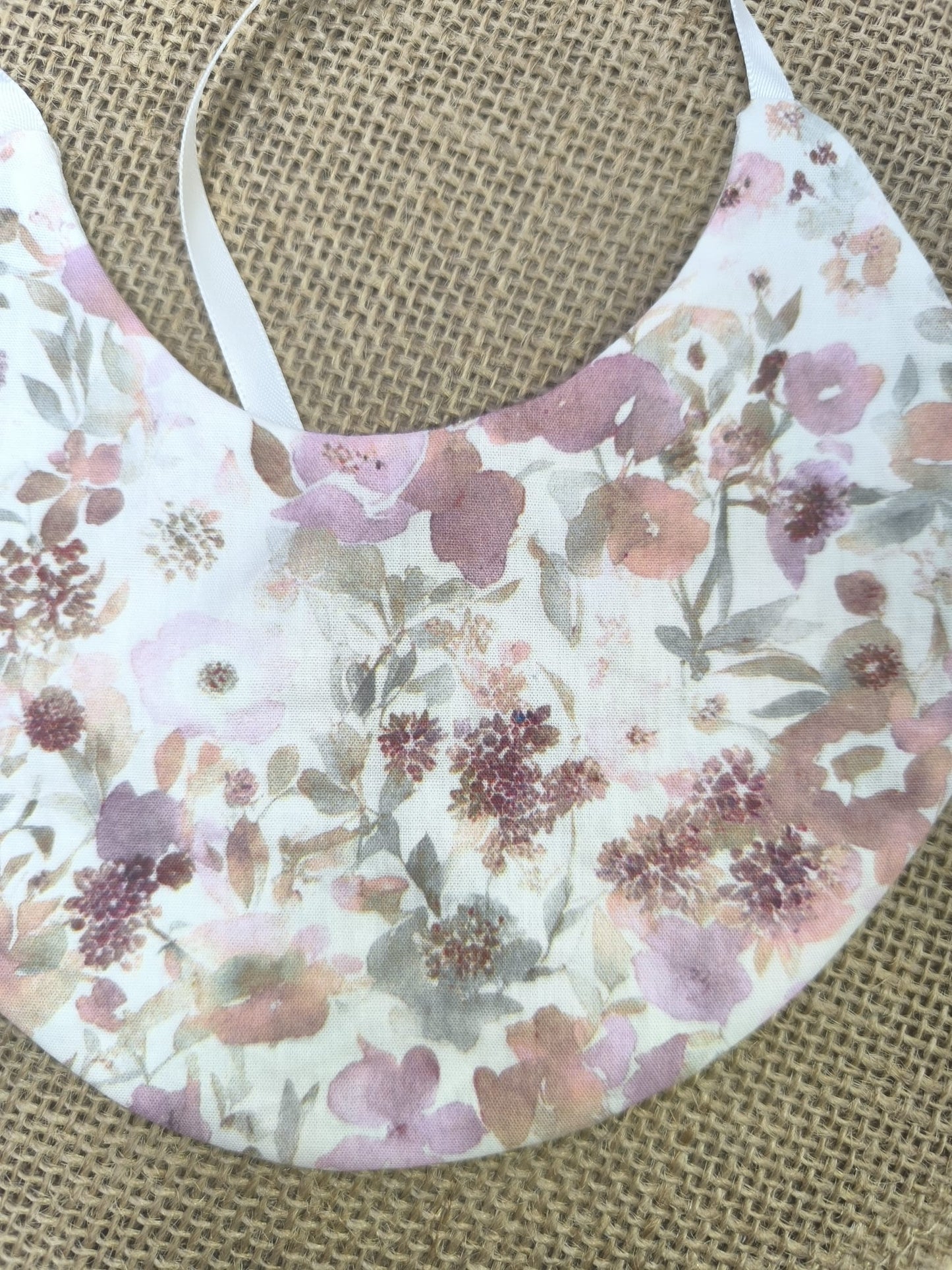 Babero de tela con flores rosas – dulce, delicado y hecho a mano
