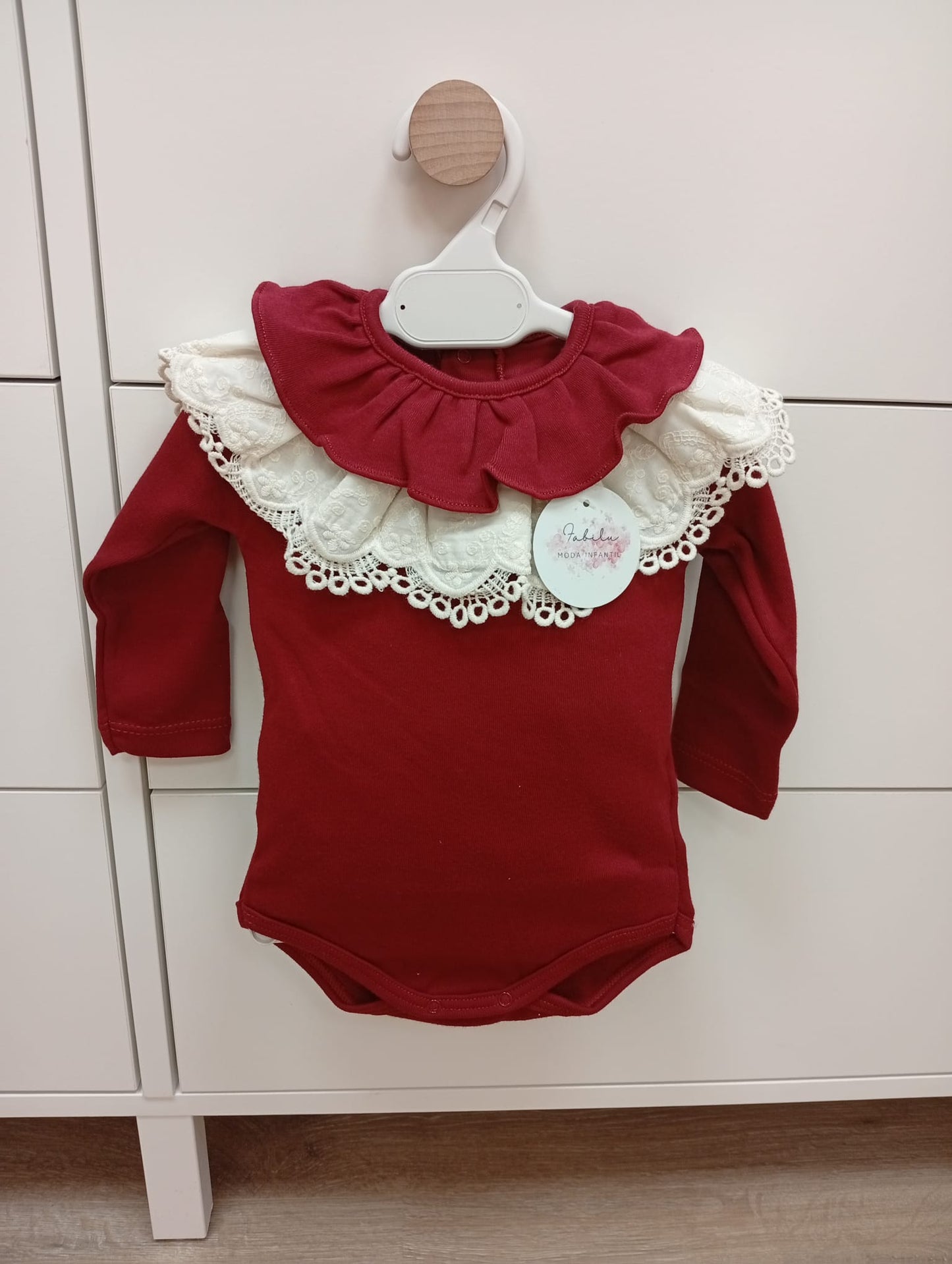 Body elástico de bebé con volante en el cuello – Calamaro (color granate)