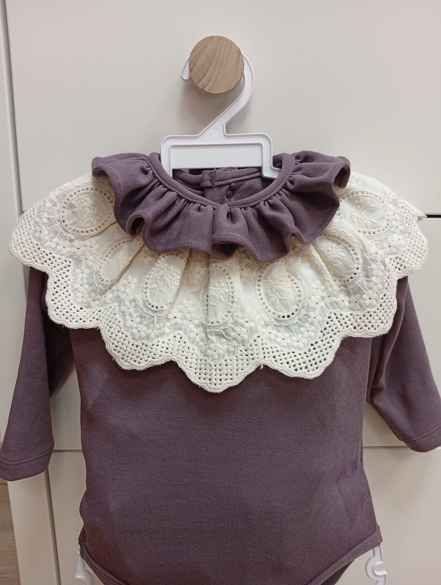 Body elástico de bebé con volante en el cuello – Calamaro (color berenjena)