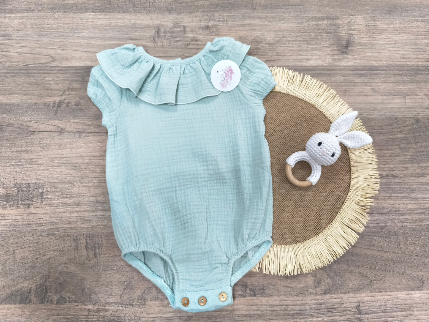 Pelele de bambula verde menta para bebé | Manga corta con cuello volante (3-24 meses)