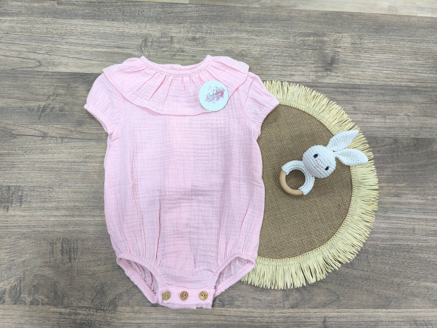 Pelele de bambula rosa bebé | Manga corta con cuello volante (3-24 meses)