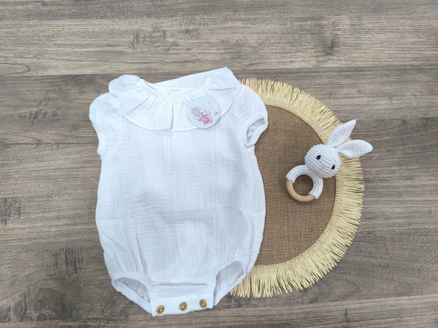 Pelele de bambula blanco para bebé | Manga corta con cuello volante (3-24 meses)