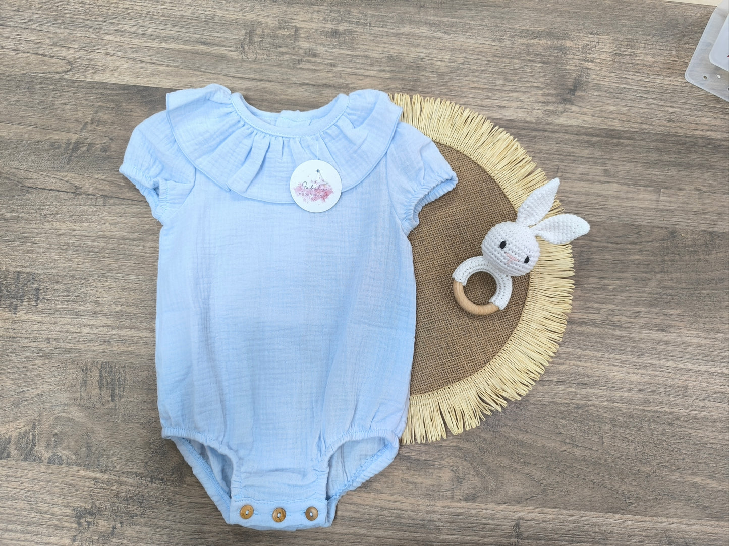 Pelele de bambula azul bebé de manga corta con cuello volante (3-24 meses)