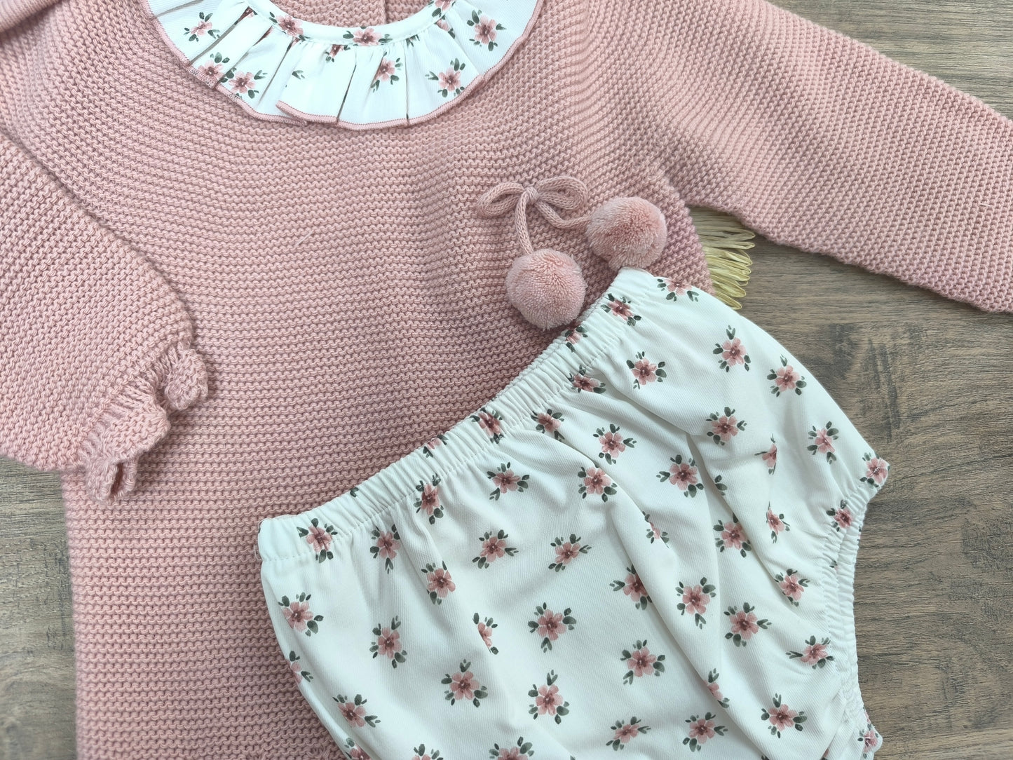 Conjunto de bebé Tony Bambino de tres piezas en lana rosa con capota y detalles florales (tallas 6-24 meses)