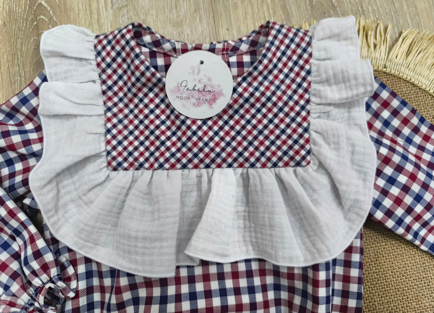 Pelele Tarta de Fresa con baberola de bábula – Vichy en tono azul, rojo y blanco – 100% algodón