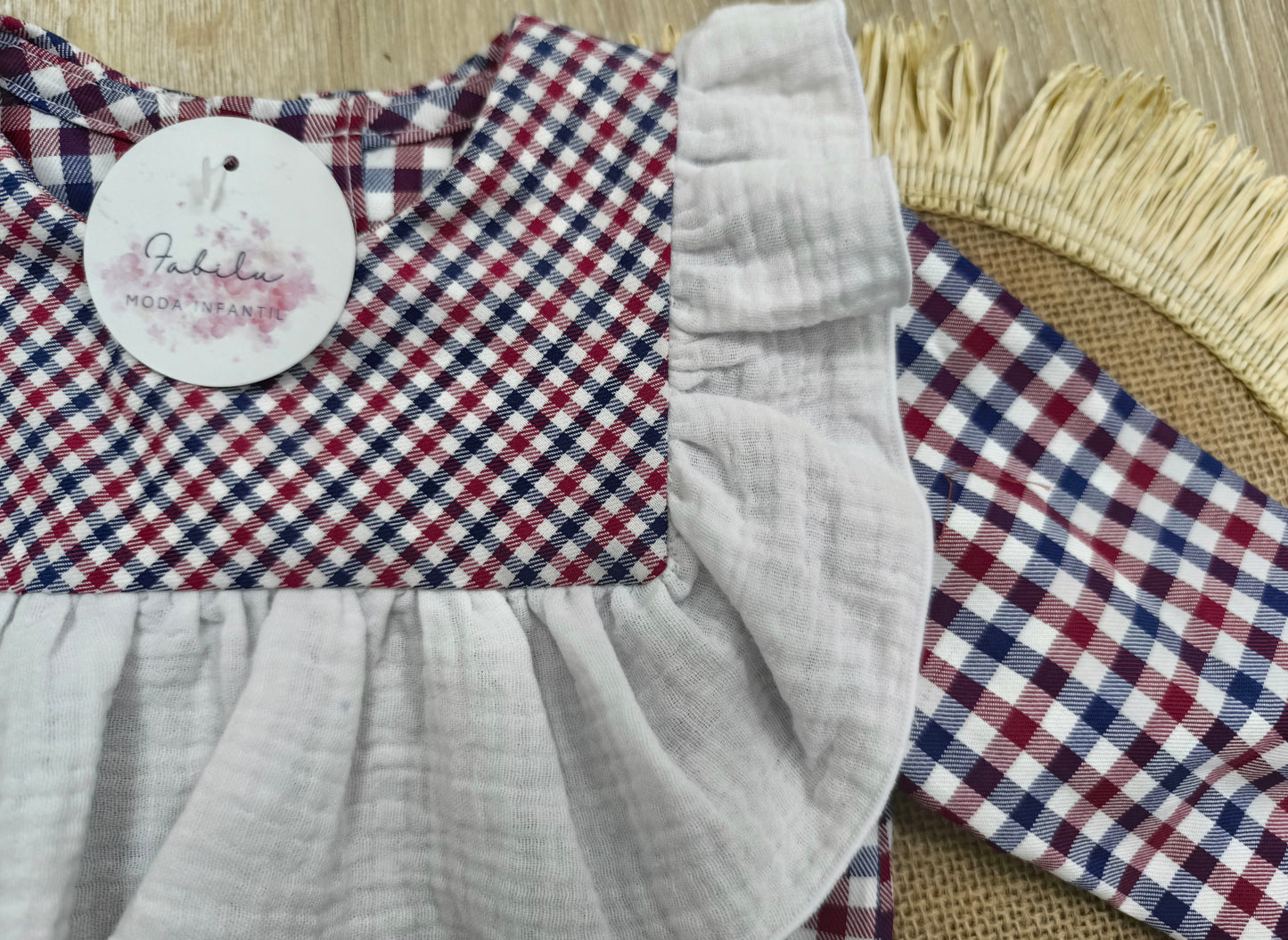 Pelele Tarta de Fresa con baberola de bábula – Vichy en tono azul, rojo y blanco – 100% algodón