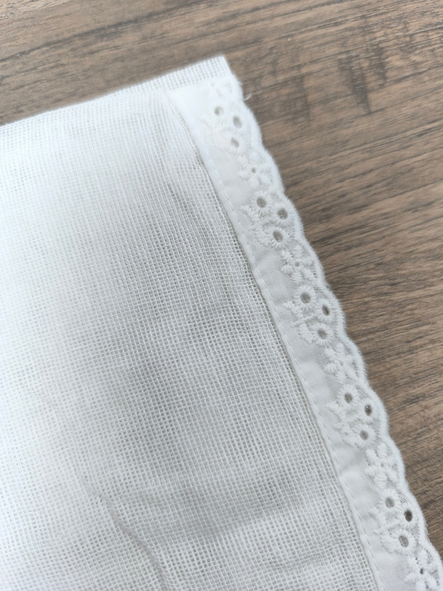 Pack de 2 Gasas de Bebé Blancas Bordadas – 100% Algodón | Duffy Baby