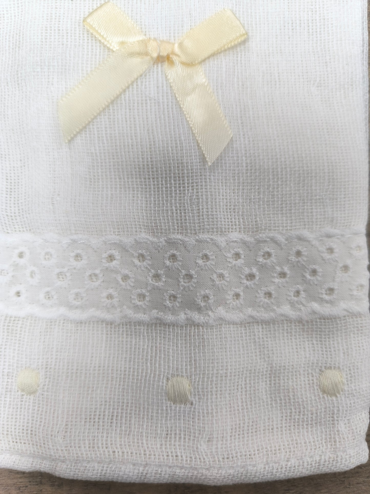 Pack de 2 Gasas de Bebé – Crudo y Blanco con Lazo y Bordado | Duffy Baby