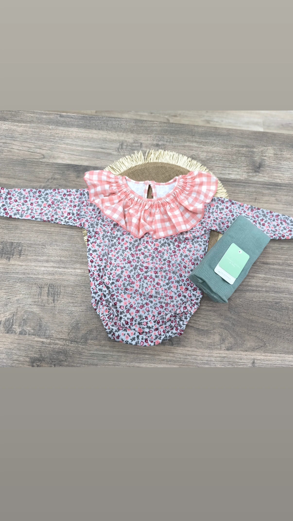 Pelele rosa de flores con cuello volante vichy