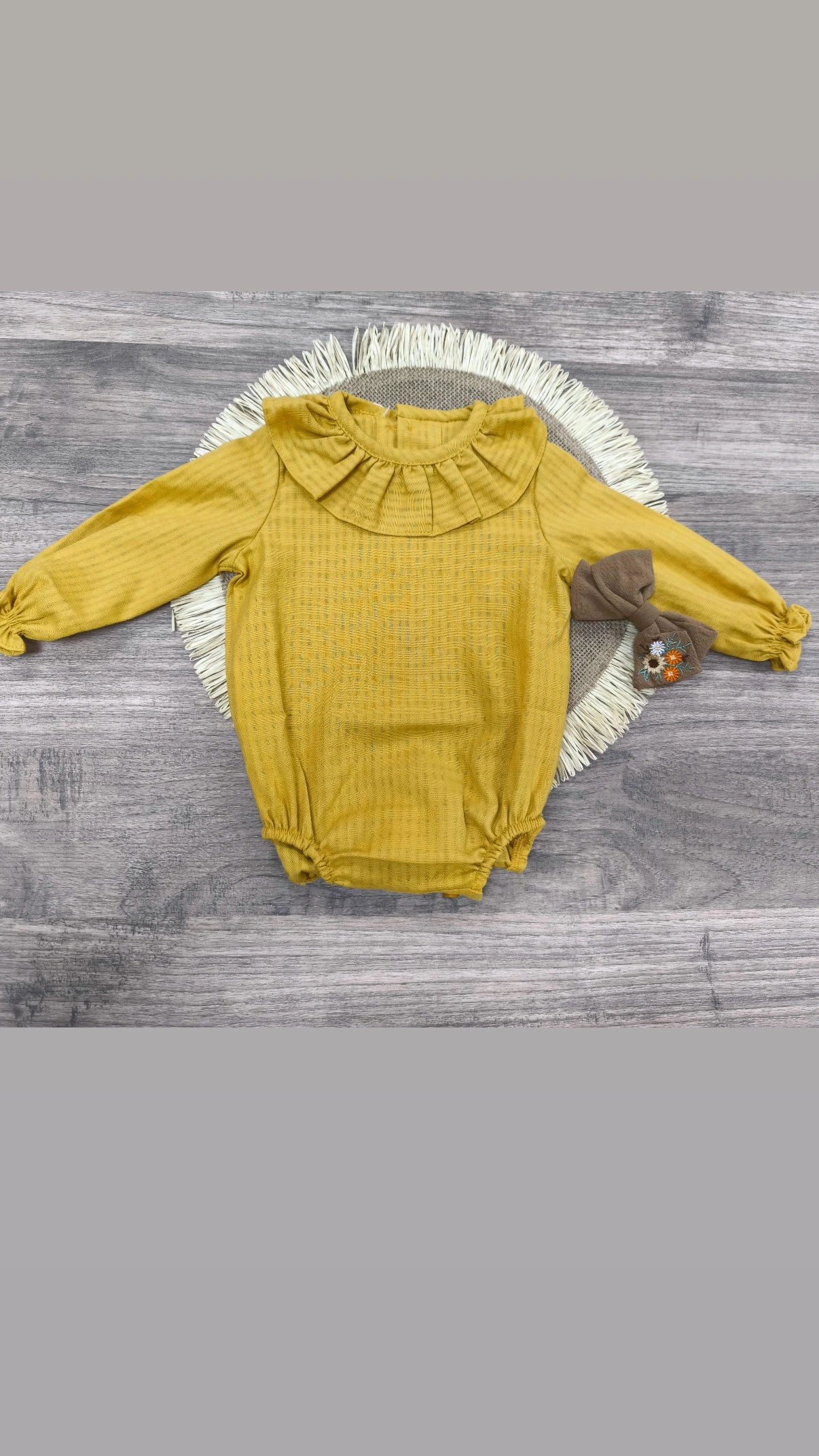 Pelele color mostaza de manga larga con cuello de volante