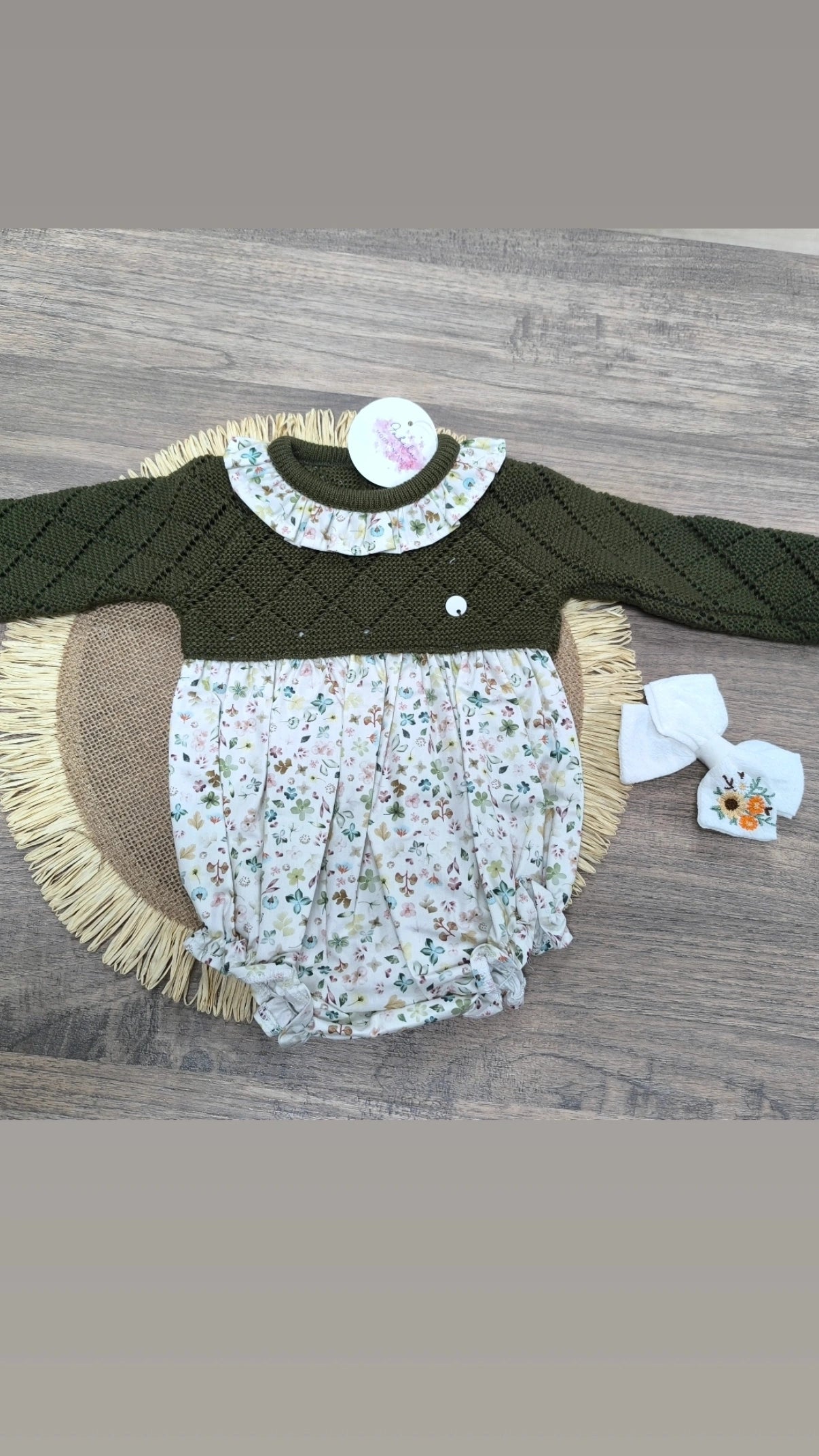 Pelele verde botella de lana con cuello volante y estampado floral