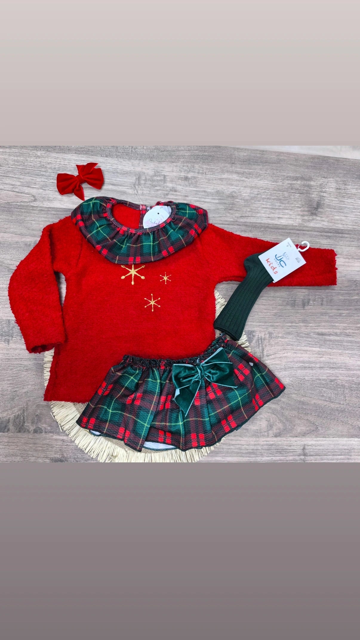 Conjunto de jersey rojo con cuello volante y braga-falda Vichy con lazo