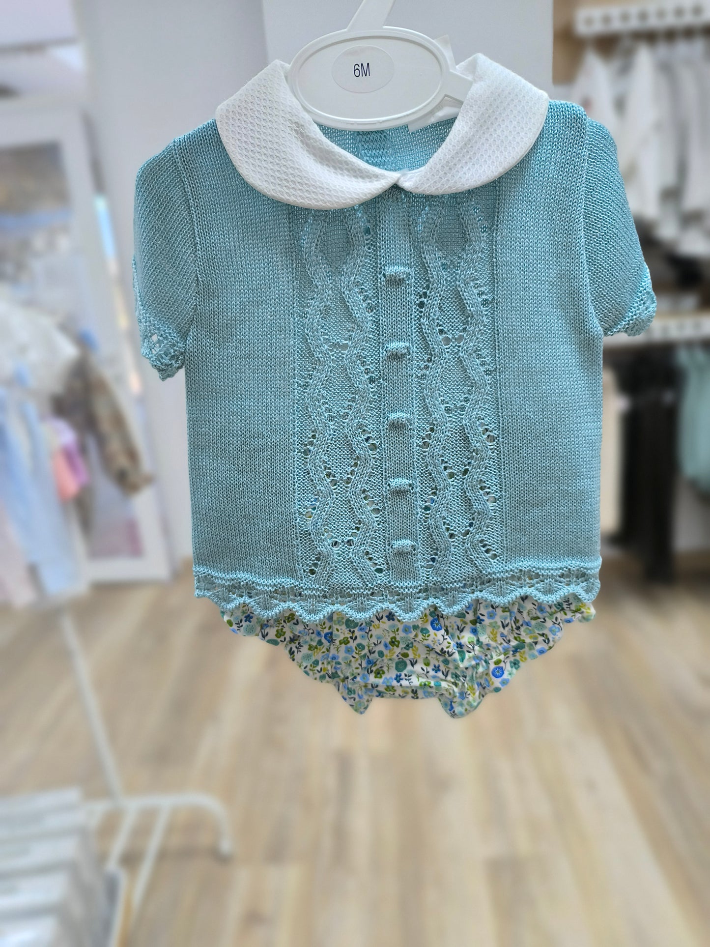 Conjunto de Hilo Calado Azul con Cuello Bebé y Cubrepañal Floral
