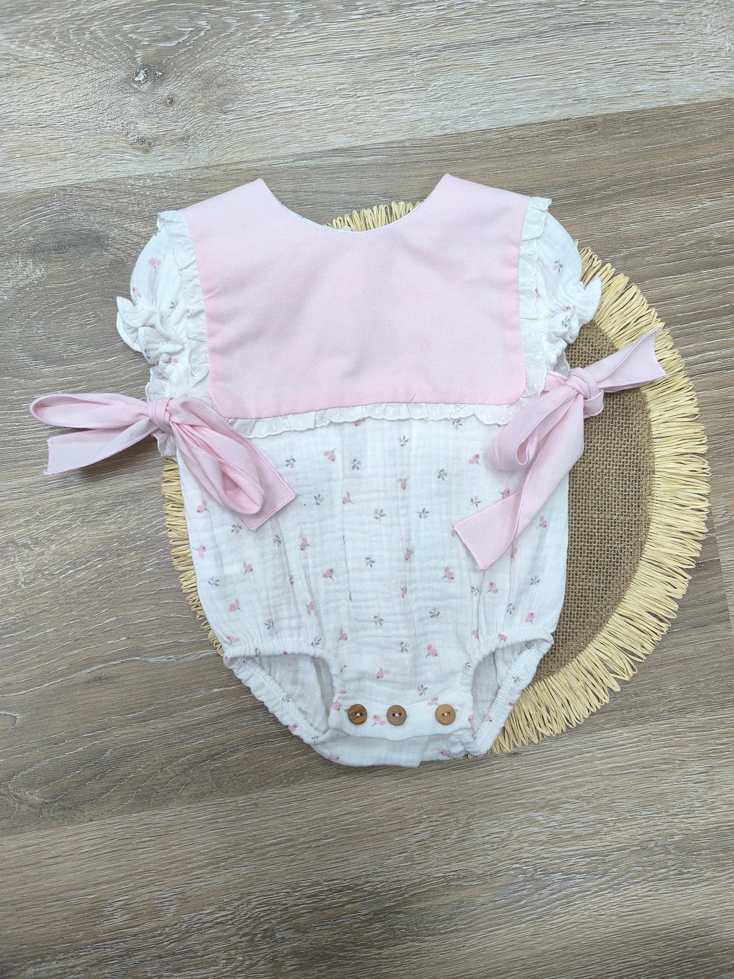 Pelele para Bebé con Baberola | Diseño en Azul y Rosa con Botones de Madera