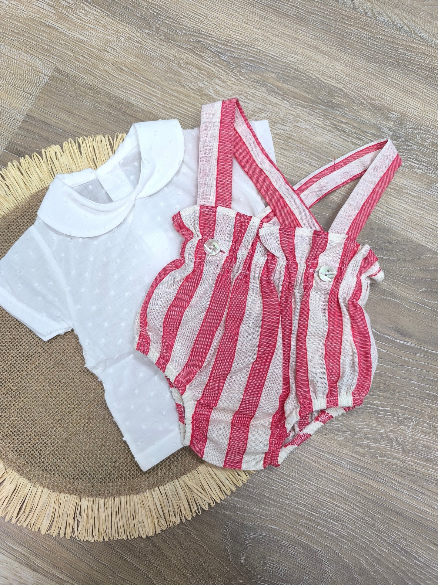 Conjunto de Dos Piezas para Bebé | Camisa Plumeti Blanca y Ranita de Lino a Rayas Rojas