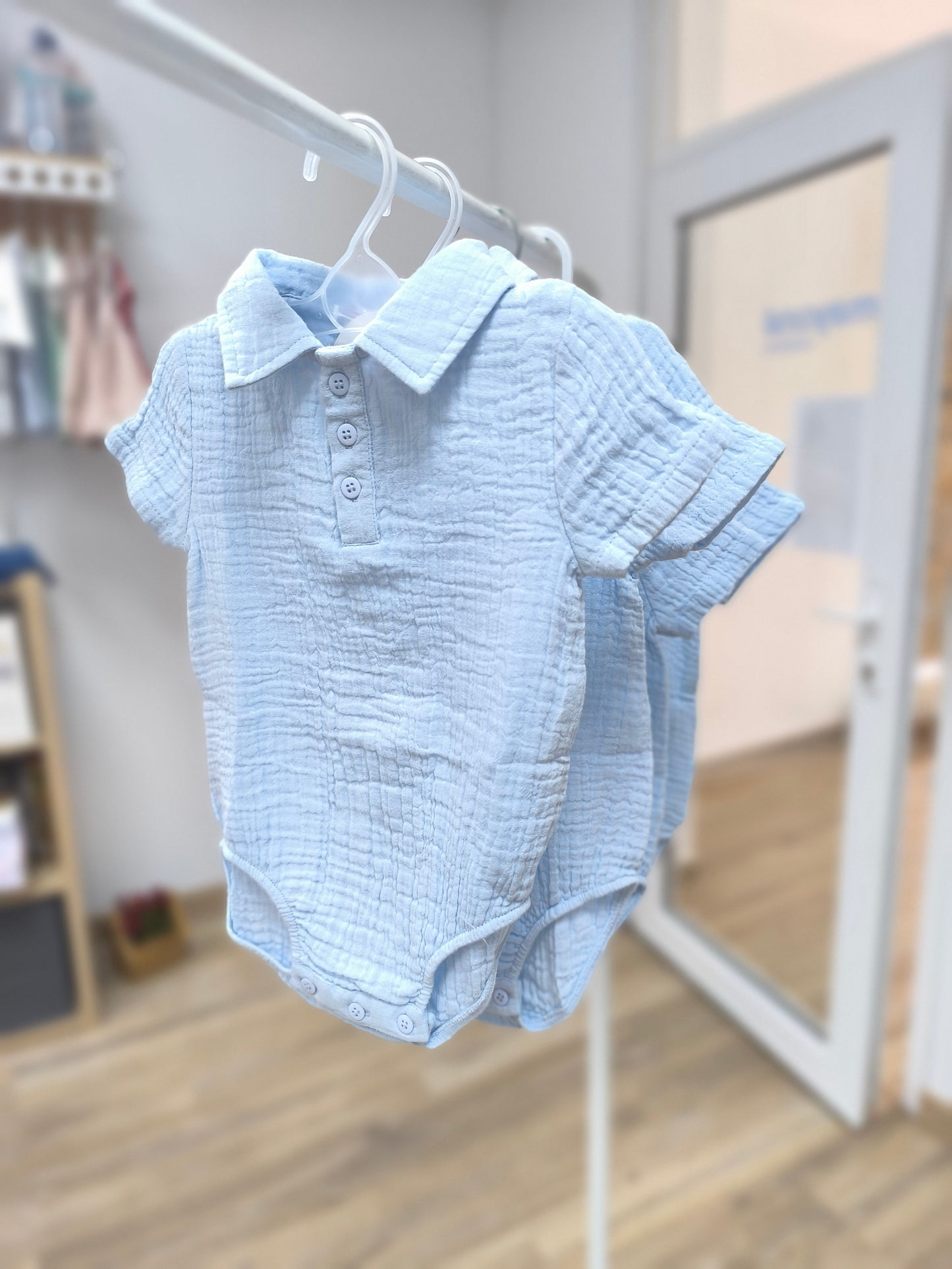 Pelele de bambula celeste con cuello de camisa