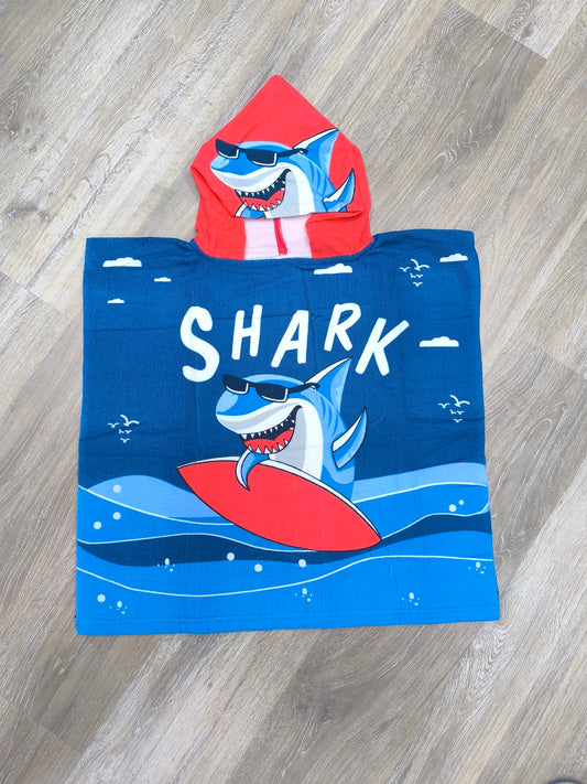 Toalla poncho con gorro para niño – Tiburón surfero azul | Ligera, divertida y de secado rápido (60x120 cm)