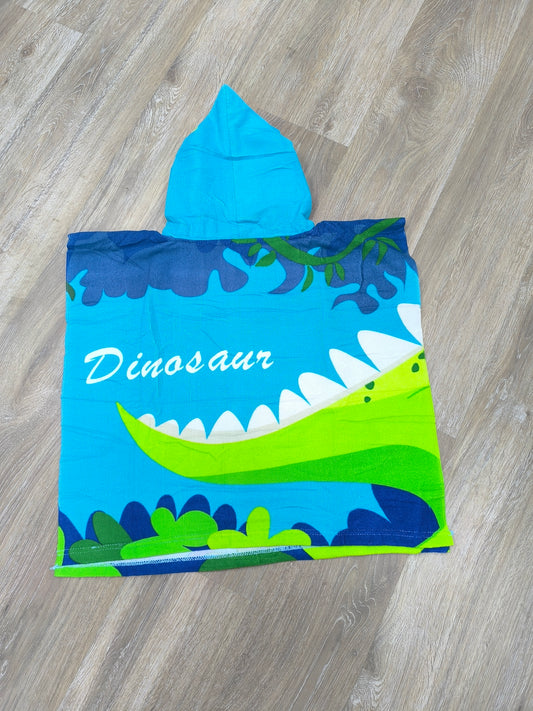 Toalla poncho con gorro para niño – Dinosaurio verde en la selva | Ligera, divertida y de secado rápido (60x120 cm)