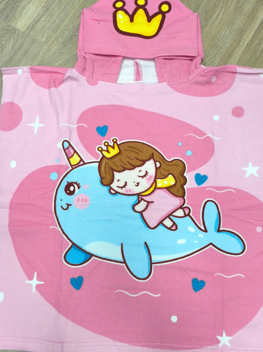 Toalla poncho con gorro para niña – Princesa sobre ballena azul | Suave, ligera y de secado rápido (60x120 cm)