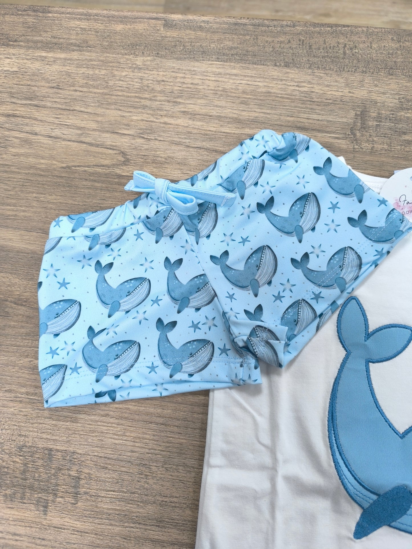 Conjunto de baño para niño con ballenas y estrellas en tonos azules