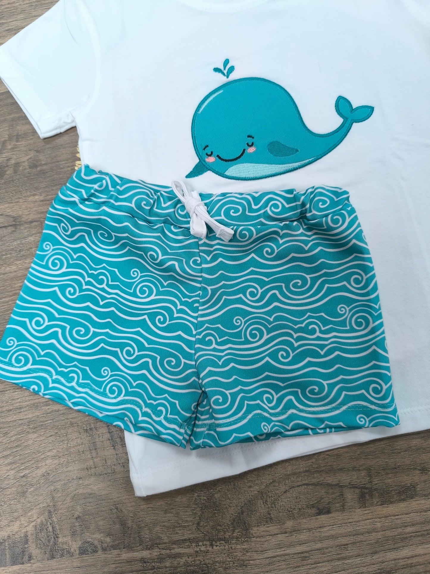 Conjunto de baño para niño con ballena verde y boxer de olas