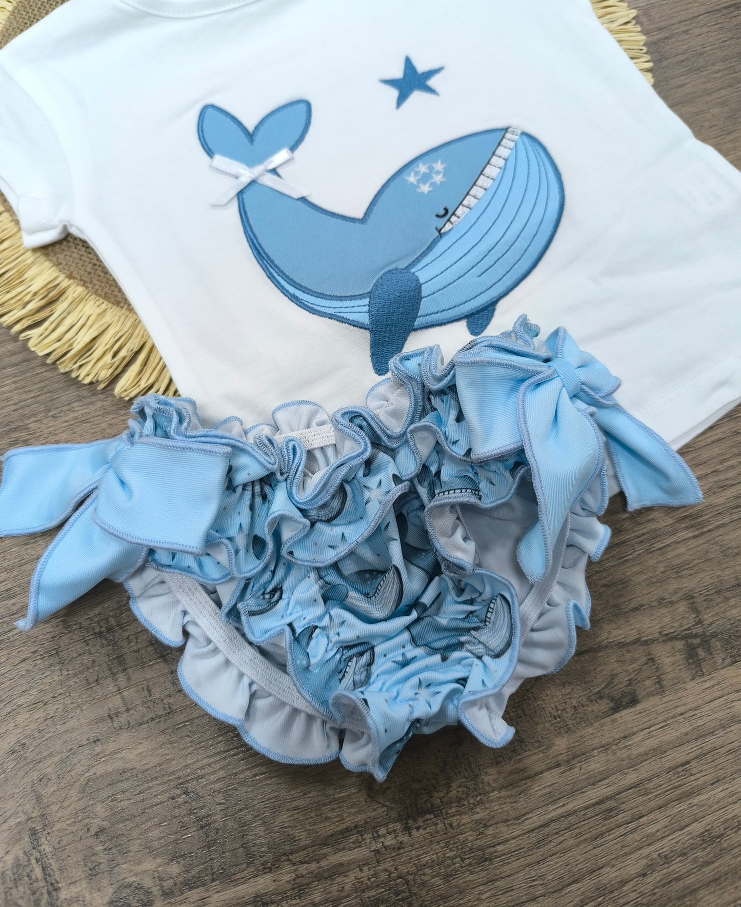 Conjunto de baño para niña con ballena azul y culetín estampad