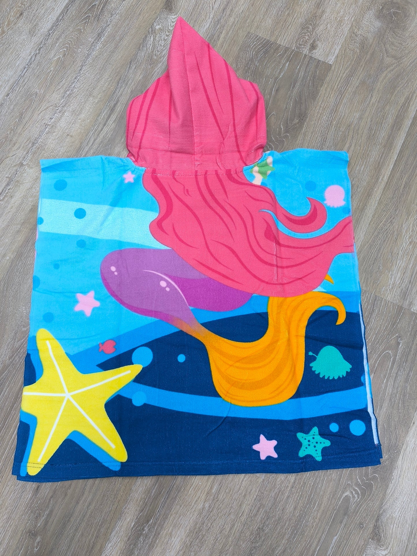 Toalla poncho con gorro para niña – Sirena mágica | Efecto sirena, ligera y de secado rápido (60x120 cm)