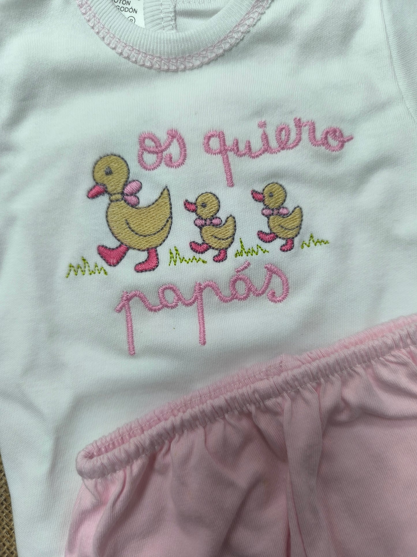 Conjunto primera puesta bebé 2 piezas de algodón – Camiseta bordada “Os quiero papás” y pololo rosa