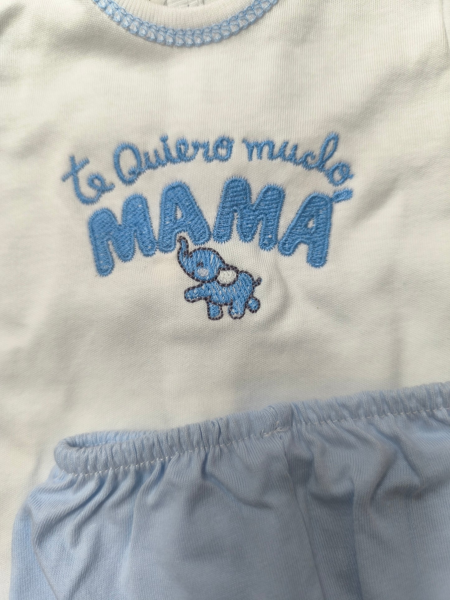 Conjunto primera puesta bebé 2 piezas – Camiseta bordada “Te quiero mucho mamá” y pololo celeste