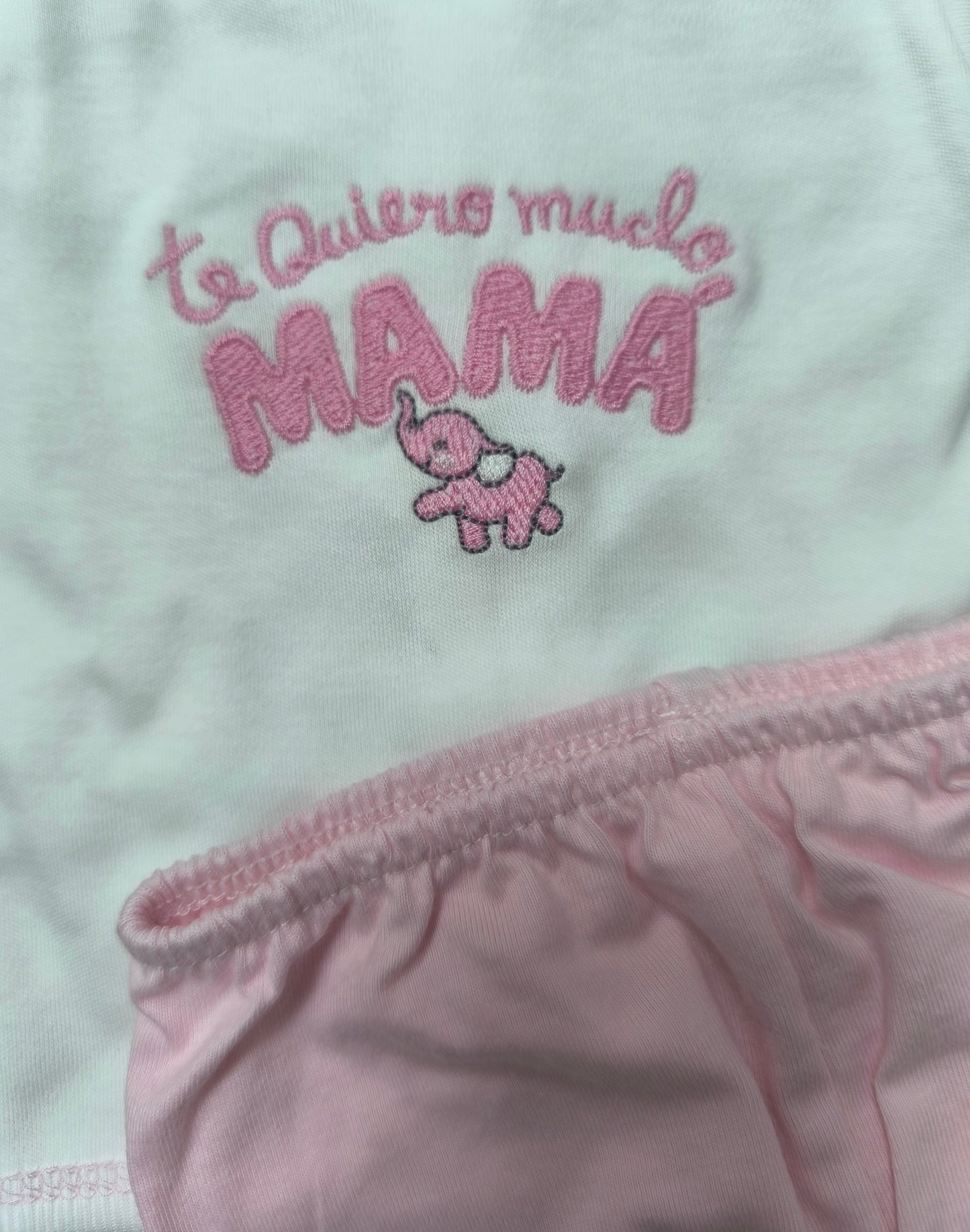 Conjunto primera puesta bebé 2 piezas – Camiseta bordada “Te quiero mucho mamá” y pololo rosa
