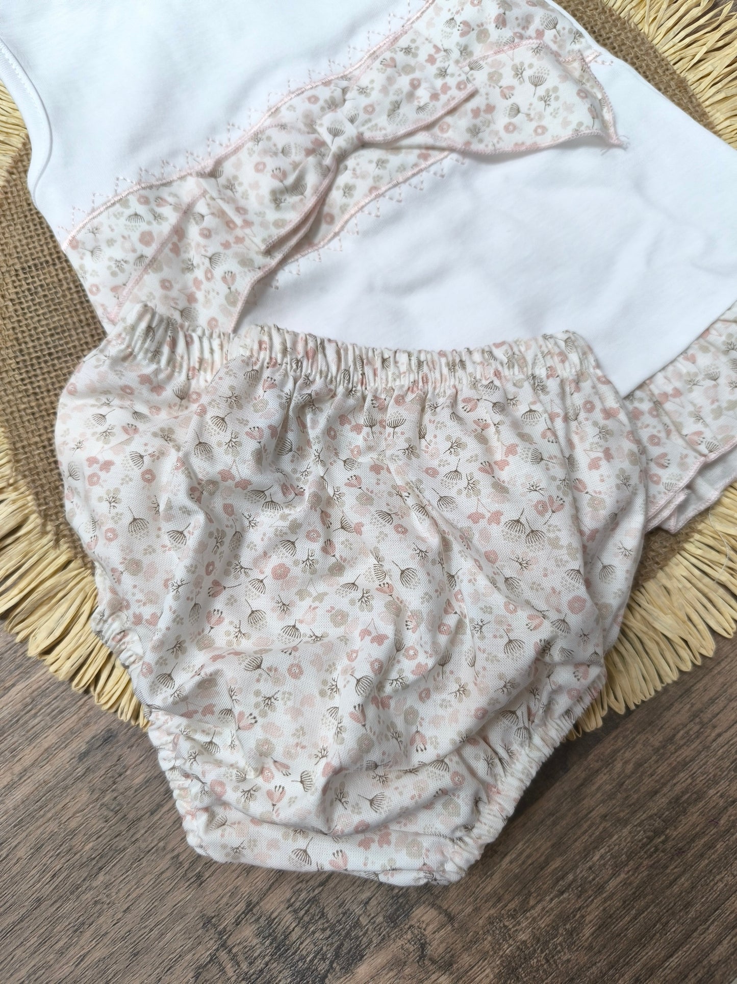 Conjunto de primera puesta para bebé niña en algodón rosa con estampado floral