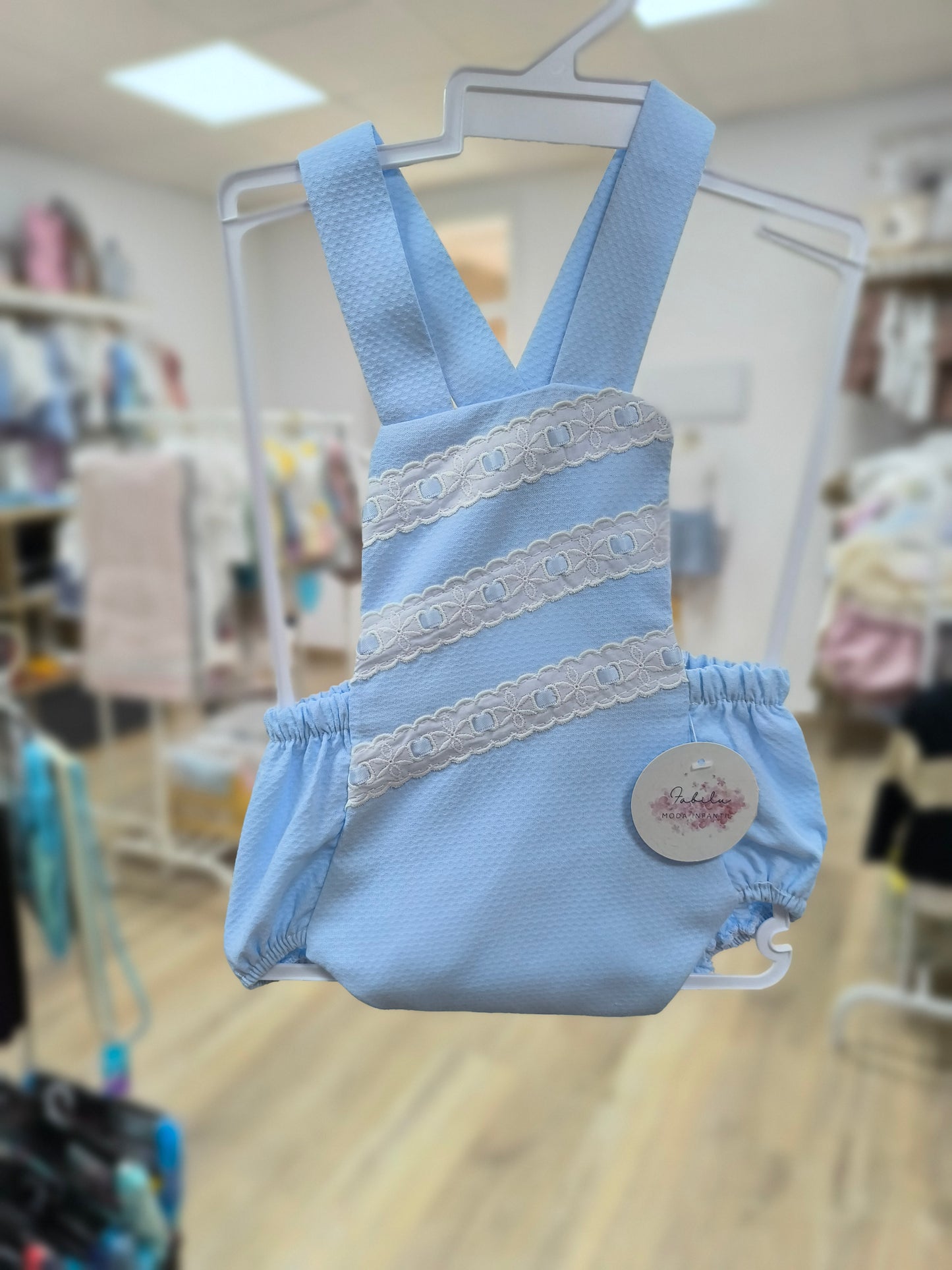 Ranita de bebé unisex en color celeste de piqué con tirantes